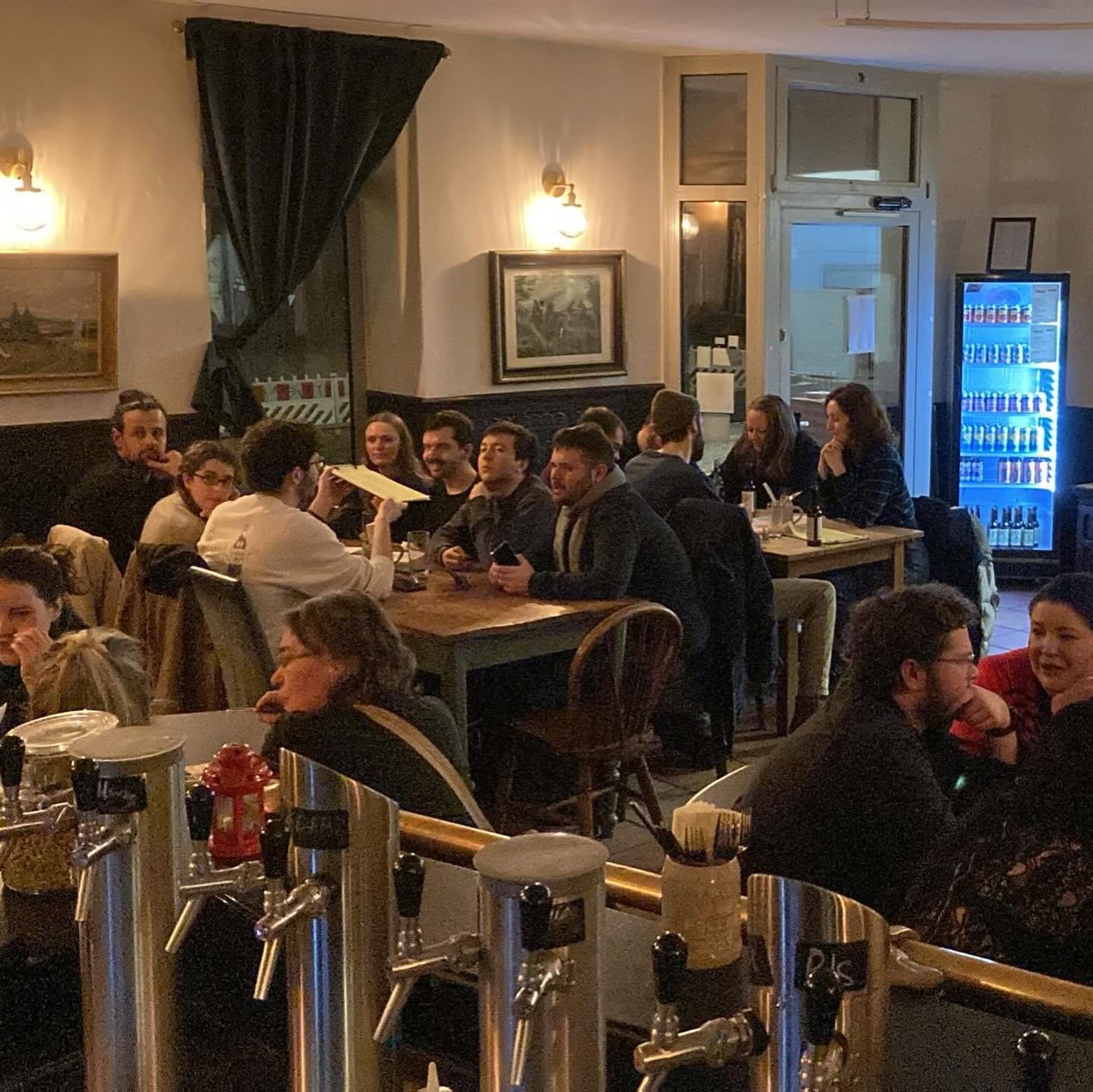 🧠✨ PUB QUIZ NIGHT ✨🧠 Jeden Mittwoch | 19:30 Uhr

Schnapp dir deine schlauesten Freunde, stell dein Dream-Team zusammen und zeig endlich das unn&uuml;tze Wissen, das du dir f&uuml;r den perfekten Moment aufbewahrt hast! 🍺

Tisch reservieren und rea