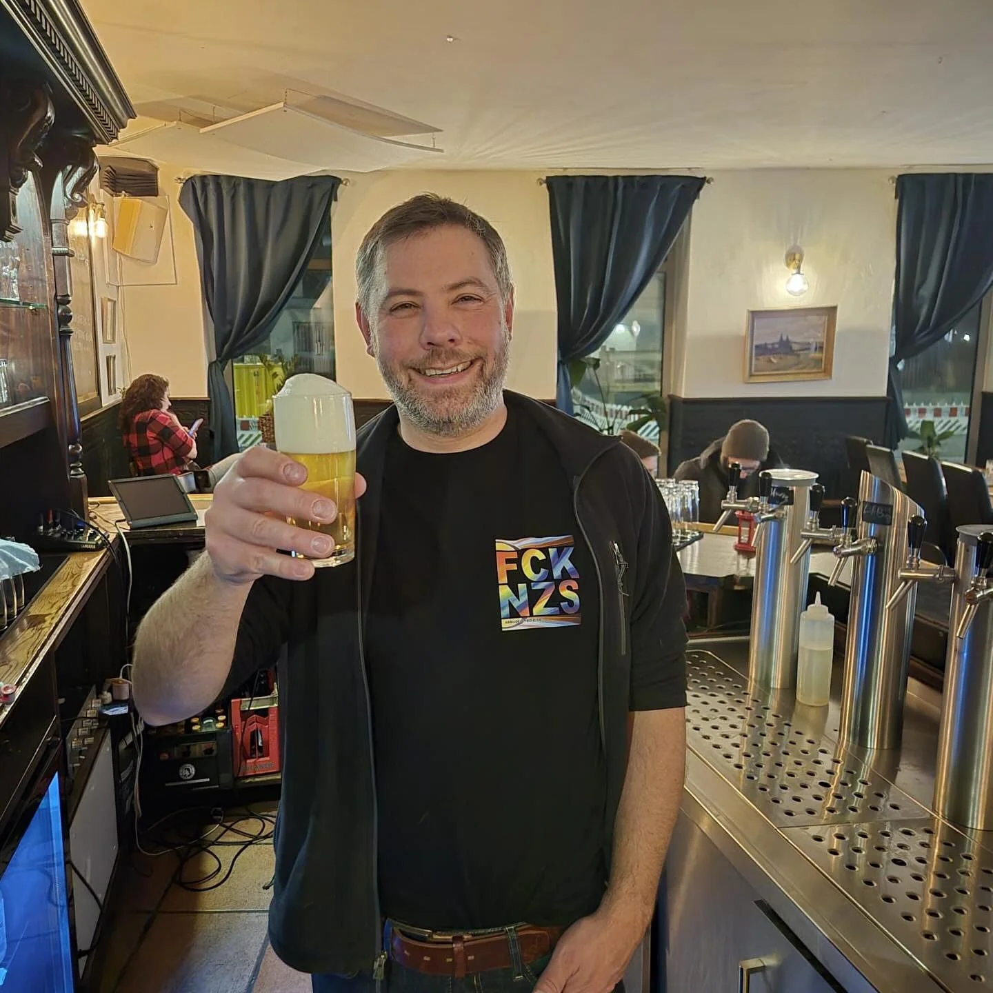 New beer alert🚨R&auml;ucherm&auml;nnchen! 🍺🔥

Wir haben ein ganz besonderes Bier frisch am Hahn: ein Rauchbier von Gorilla @gorillacerveceriaberlin 

Rauchbier ist ein traditioneller Bierstil aus Bamberg, bei dem das Malz &uuml;ber Buchenholzrauch