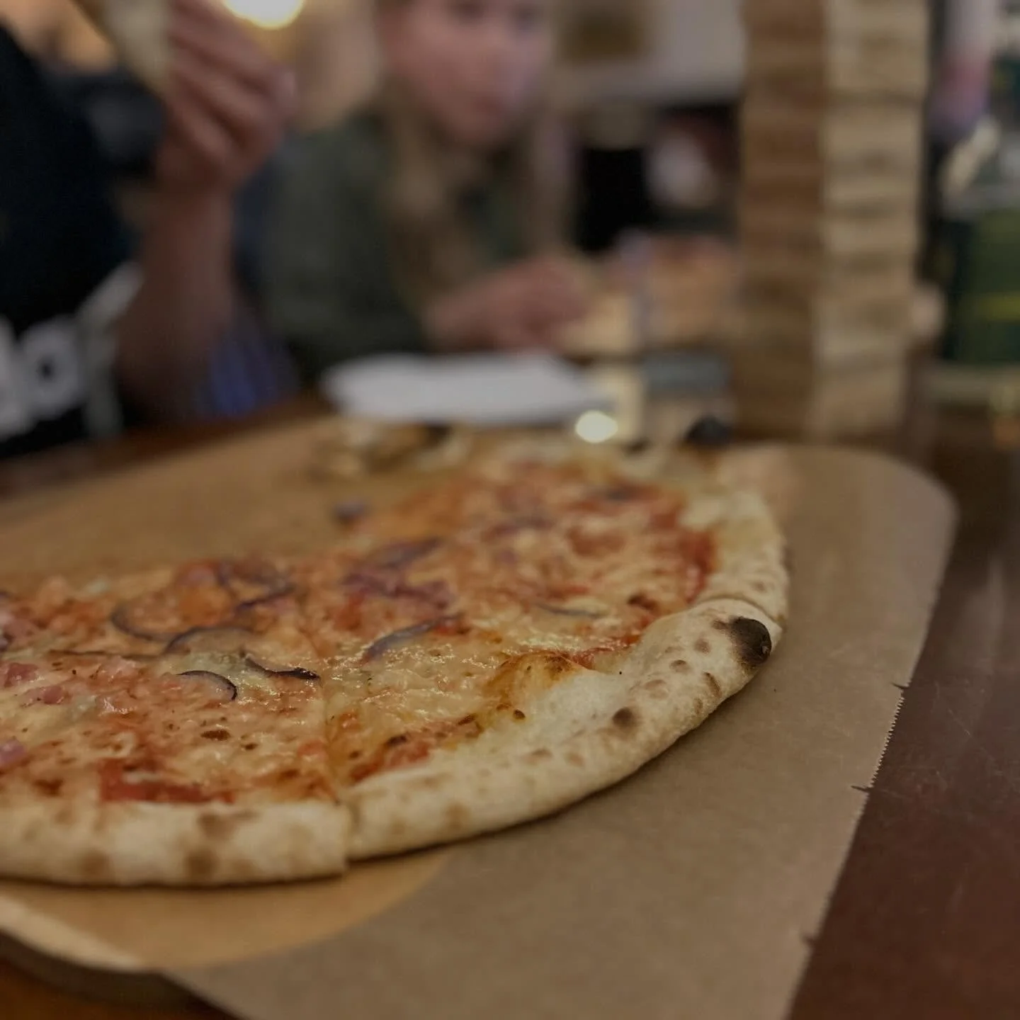 🍕🍻 Schon unsere Pizza probiert?

Wenn nicht&hellip; worauf wartest du? 👀
Starte ins Wochenende mit uns: Freunde, Pizza &amp; kaltes Bier &ndash; mehr braucht&rsquo;s nicht.

👉 Tisch reservieren nicht vergessen &ndash; Link in Bio!

**************