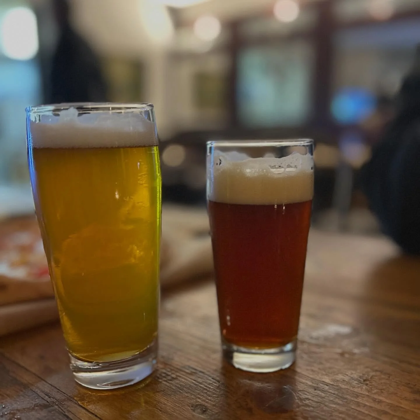 🍺🍕 Gro&szlig; oder klein? Egal wie dein Dienstag aussieht &ndash; wir haben das richtige Bier f&uuml;r dich.

W&auml;hl aus unseren 10 Bieren vom Fass&hellip; und nat&uuml;rlich die perfekte Gr&ouml;&szlig;e dazu 😉

Dazu noch eine hei&szlig;e Pizz