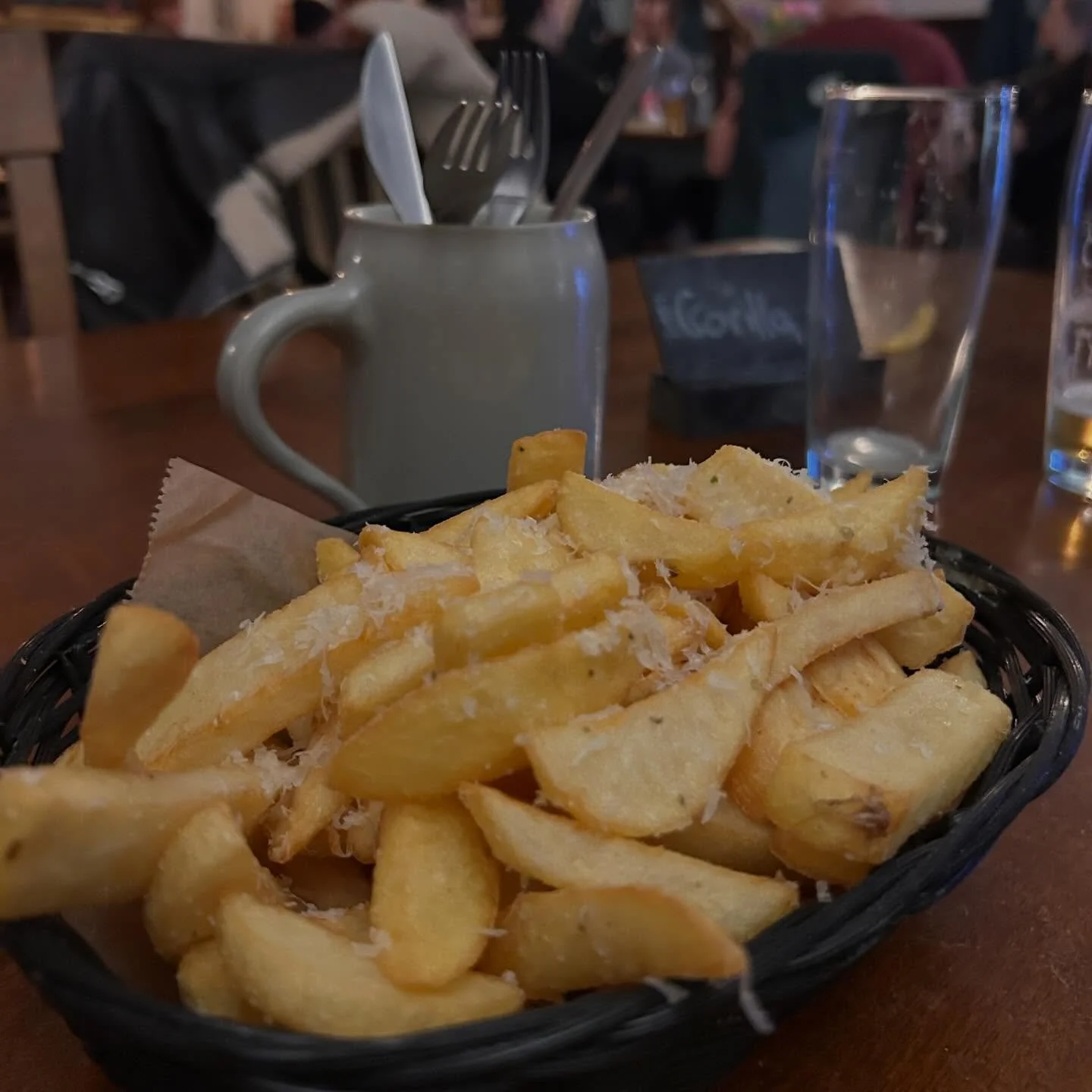 Langes Wochenende = gute Zeiten 🍻✨

Kommt vorbei und feiert das lange Wochenende mit uns!

Bringt eure Freund*innen mit, genie&szlig;t gute Gesellschaft, kaltes Bier und das beste Comfort Food, um die Tage ein bisschen w&auml;rmer und sch&ouml;ner z