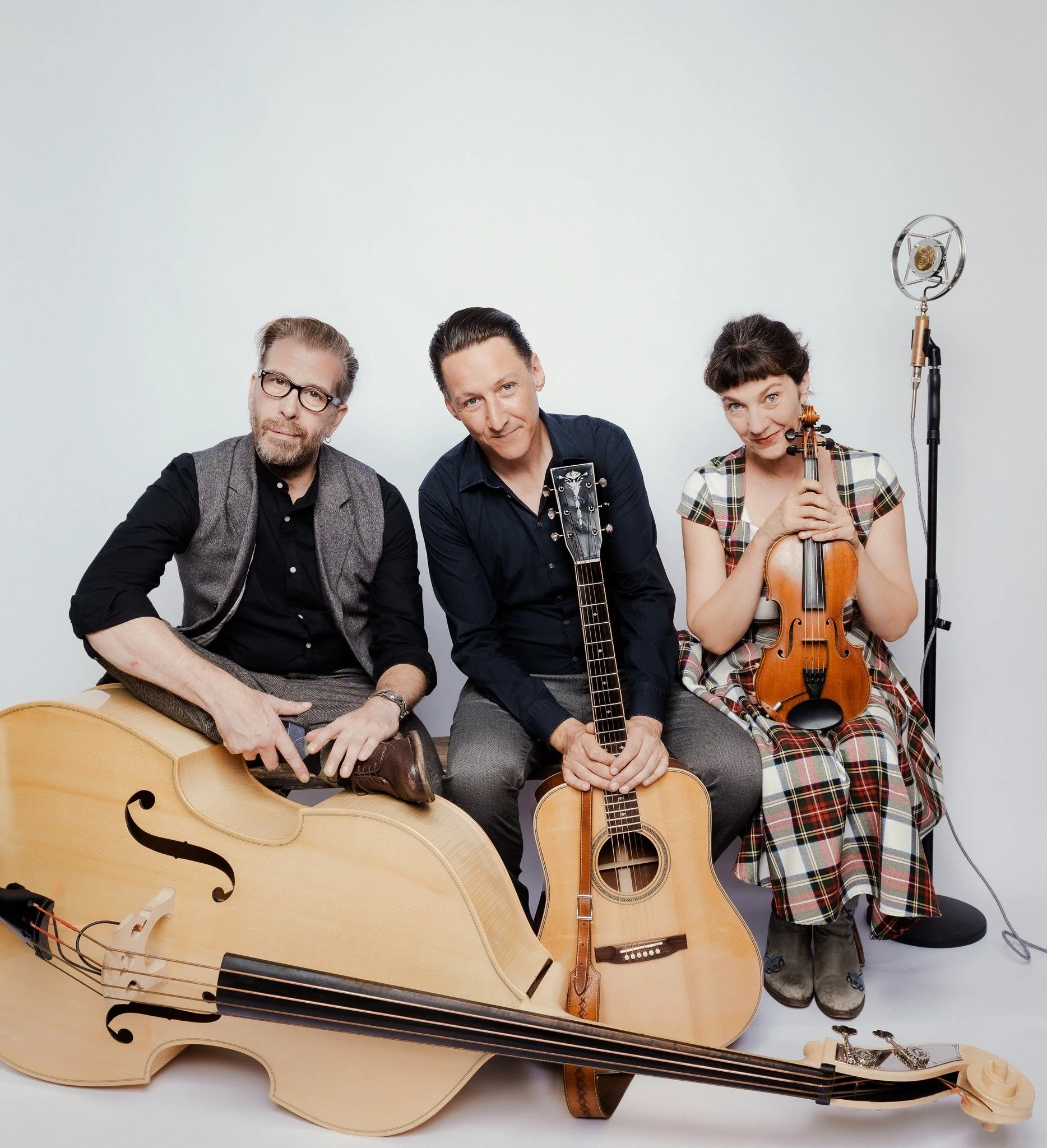 TONIGHT 🎸 Cash &amp; Candy! 🍬

Spurensucher im amerikanischen Liederbuch &ndash; mit viel Johnny Cash, bekannten Klassikern und kleinen musikalischen S&uuml;ssigkeiten f&uuml;r echte Kenner. Gitarre, Fidel &amp; Kontrabass&hellip; pure good vibes! 