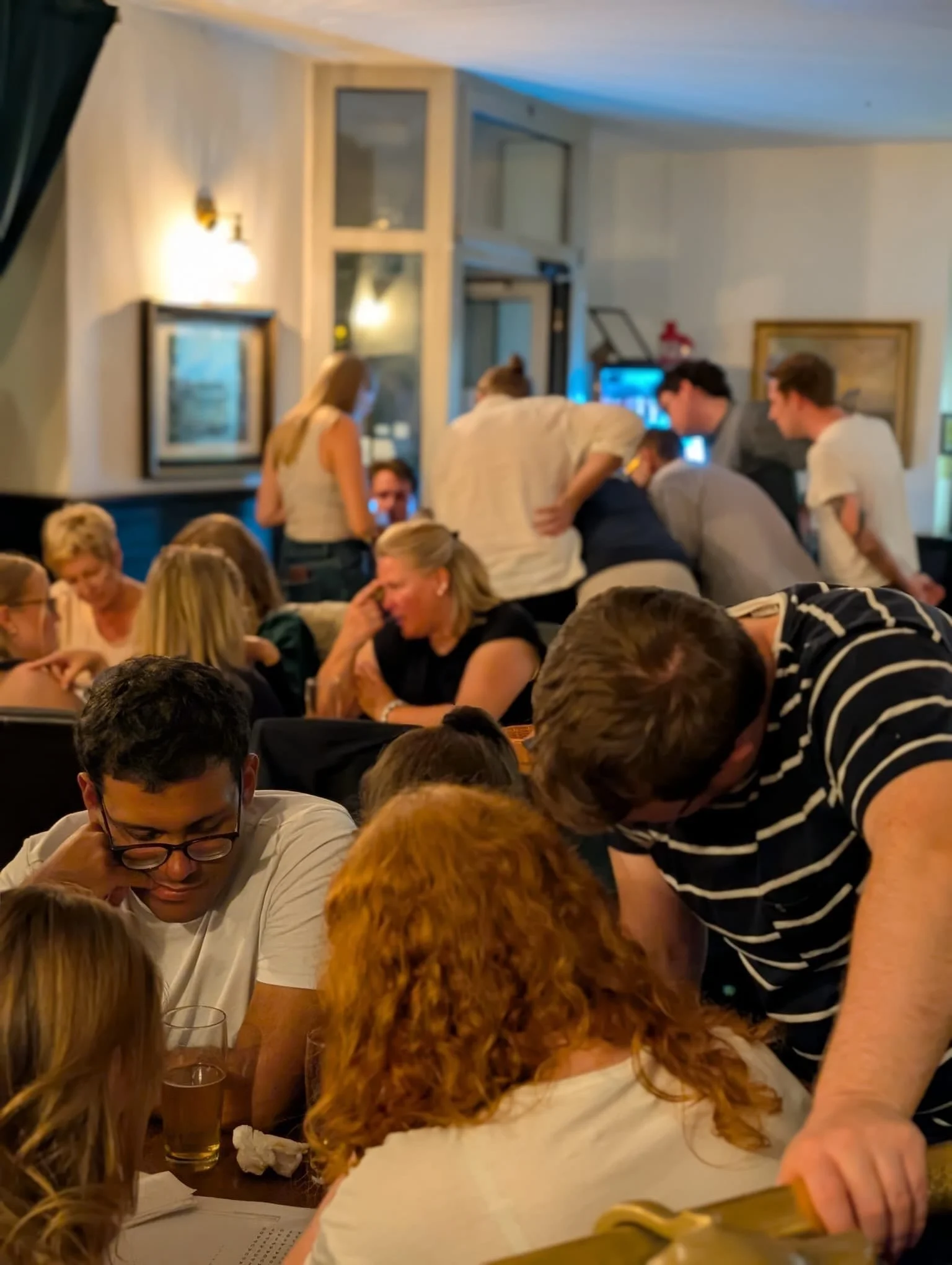 Jeden Mittwoch sieht es bei uns so aus&hellip; 🍻🧠🎉

Unser Pub Quiz ist mittlerweile ein fester Bestandteil der Woche &mdash; und wir honestly couldn&rsquo;t be happier about it!

Fast 8 Jahre Quiz-Abende! 🤯
Danke an alle, die immer wieder mitrate