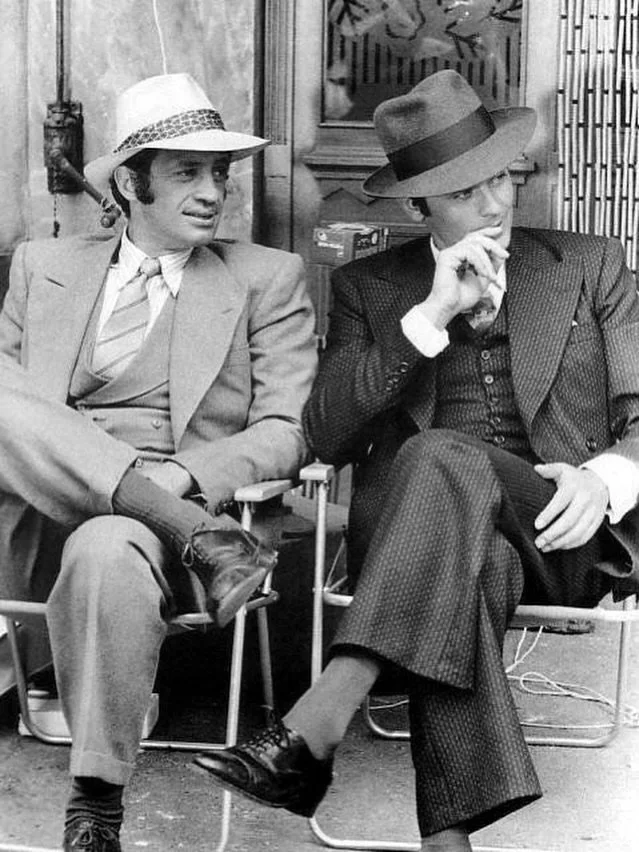 Cela faisait longtemps qu&rsquo;on ne les avait pas vus ici.

Jean-Paul Belmondo ou Alain Delon ?

Deux styles, deux pr&eacute;sences, deux visions du charisme.

Et vous, vous choisissez qui ? 🙌