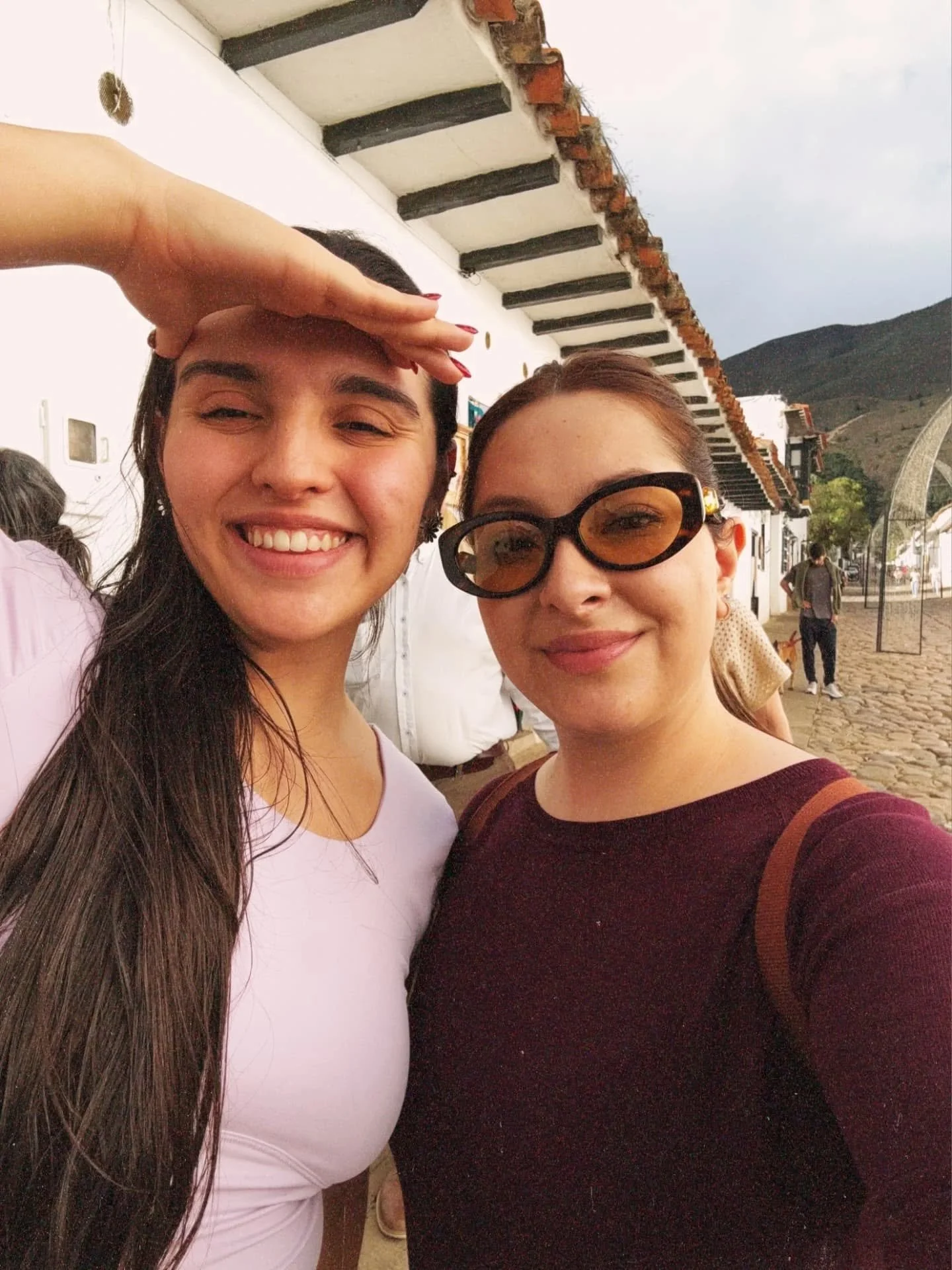 Feliz cumplea&ntilde;os a mi hermana del alma, 17 a&ntilde;os de amistad llegan f&aacute;cil cuando los compartes con quien te entiende y te apoya pero nunca te dice las cosas por complacerte sino por amor.
Doy gracias por que te convertiste en famil