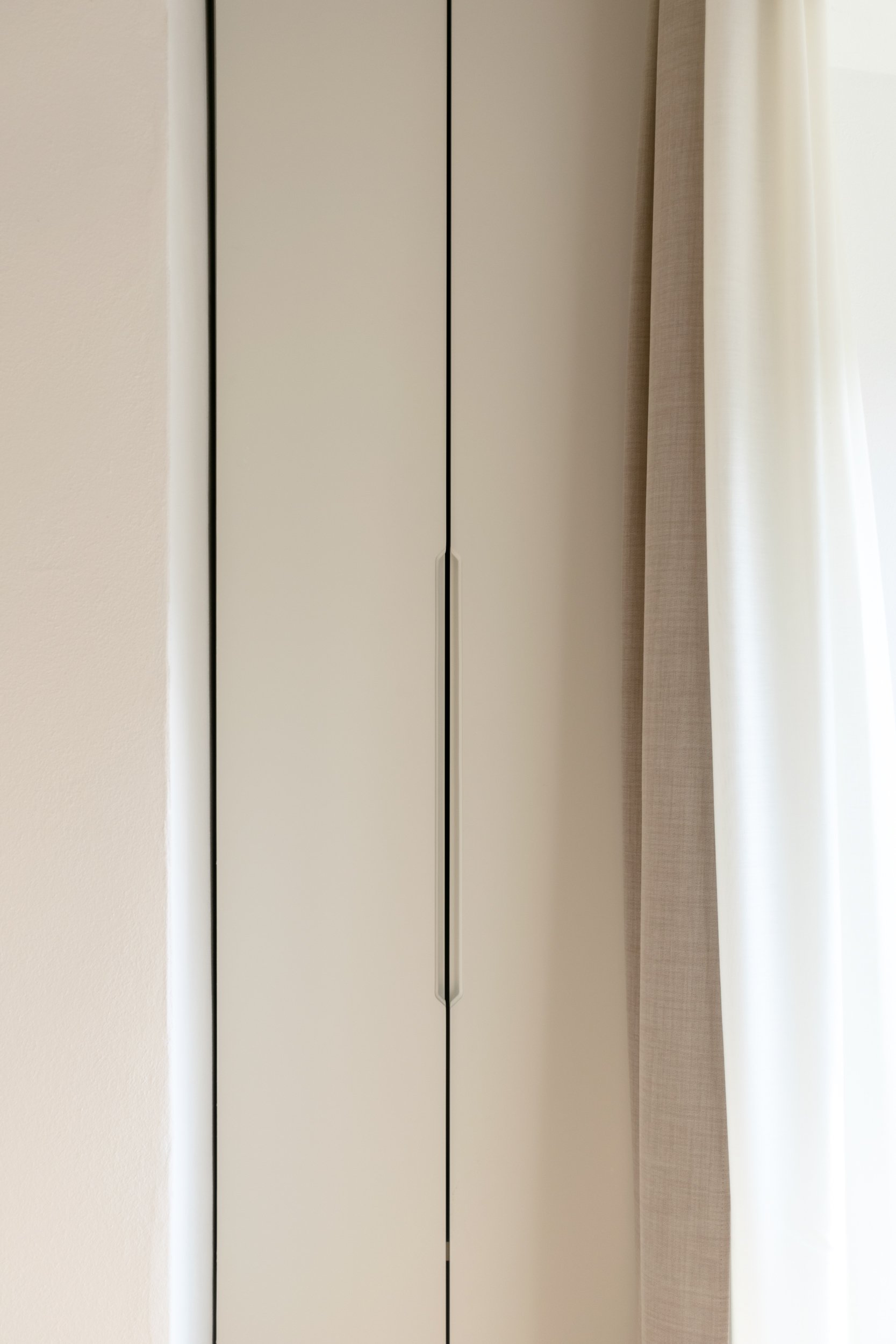 Un armadio su misura dal design minimalista, perfettamente integrato con gli interni dai toni neutri.