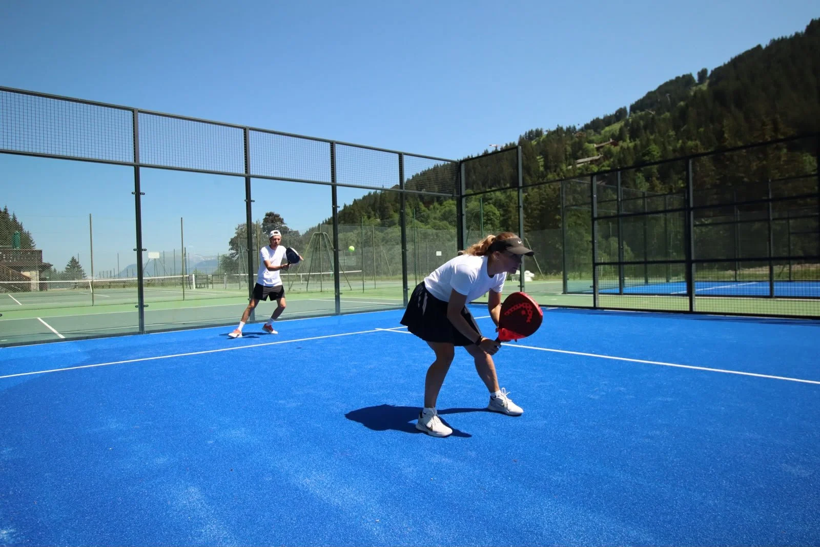       
  
   
 Le padel est le sport de raquette qui connaît la plus forte croissance au monde, et pour cause : il est ludique, accessible et ultra-convivial. Mais imaginez une seconde troquer les complexes indoor urbains contre deux pistes extérieur