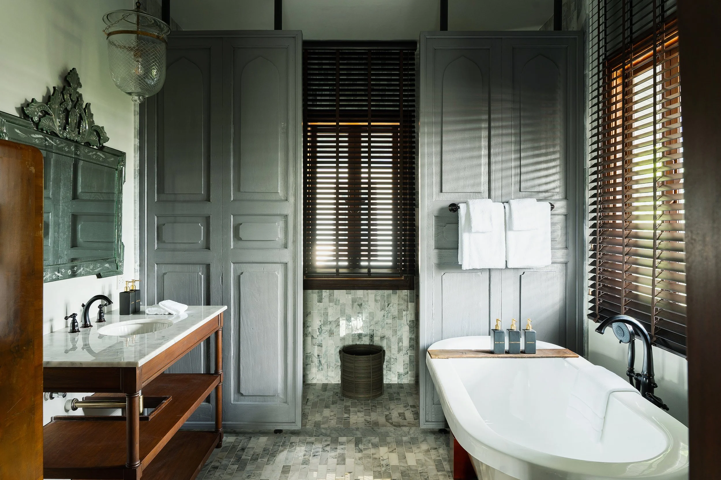 Siri Sala_Ruen Hor Suite-Bathroom_202110 by Napat Rungsrithananon.jpg