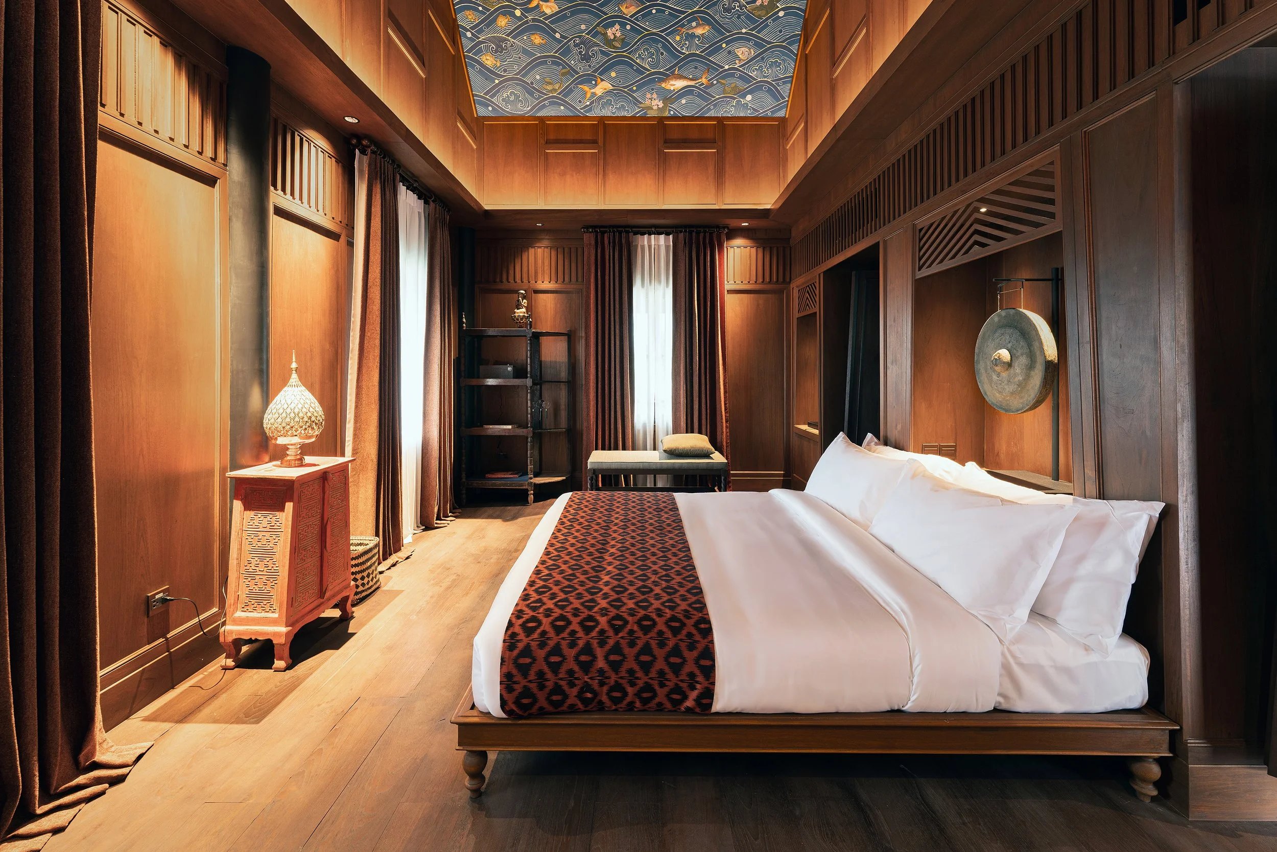 Siri Sala_Bangkok Noi Suite-Bedroom_202110_image by Napat Rungsrithananon.jpg