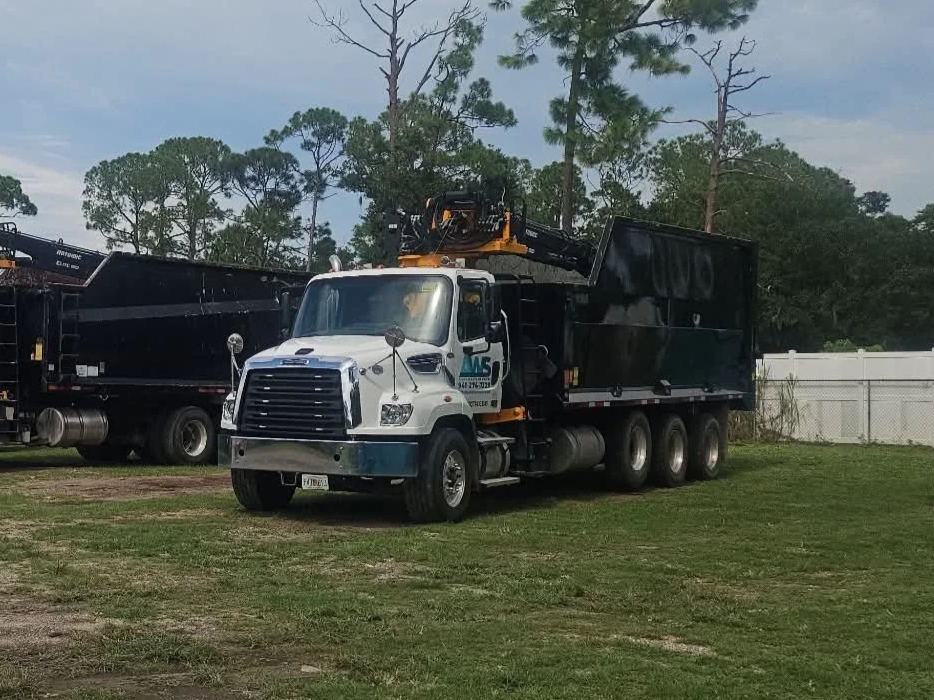 Grapple trucks in Sarasota Florida
