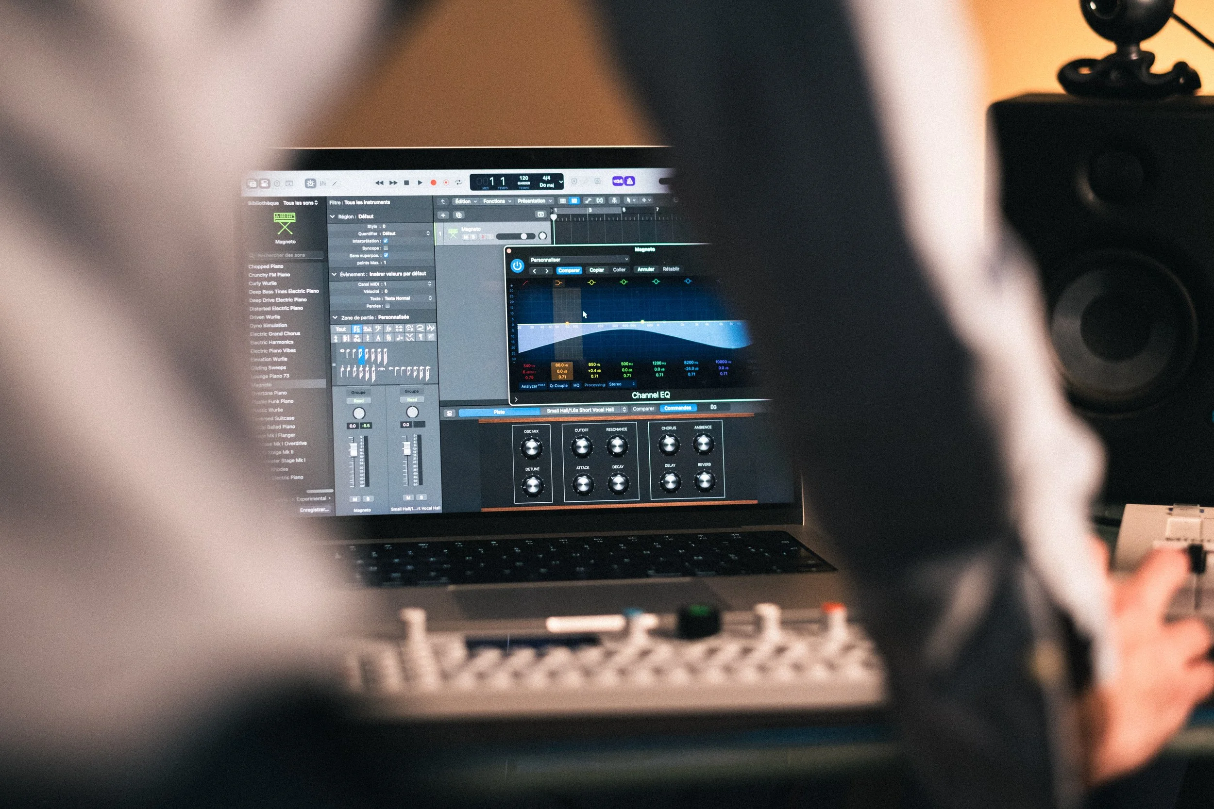 Capture d'écran d'un logiciel de production musicale sur un ordinateur portable, avec des contrôles d'égalisation et des vagues sonores.