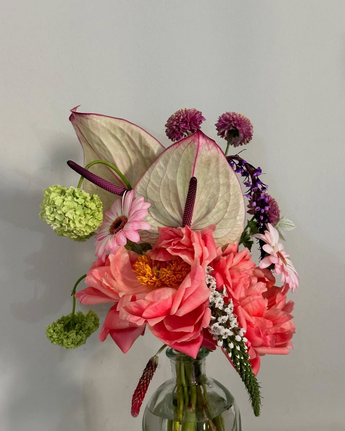 I love playing with new flowers and colors #florist #floralarrangement #floraldesigners
