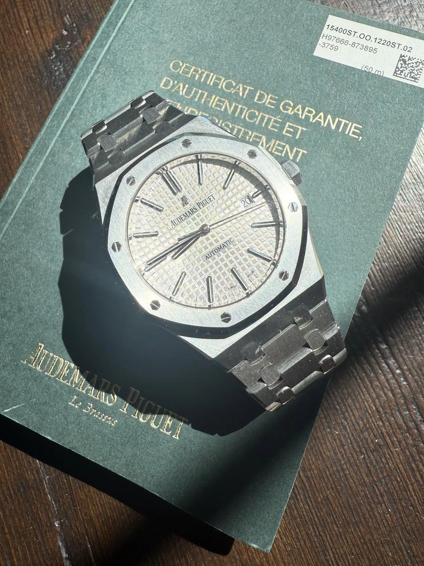 MINT AP Royal Oak 41mm $31,500
RARE WHITE DIAL
Ref: 15400st 
Includes: Watch and Papers 
Condition: Mint 
Price: $31,500 plus label

Link count shown in pictures

DM to purchase or enquire about additional details