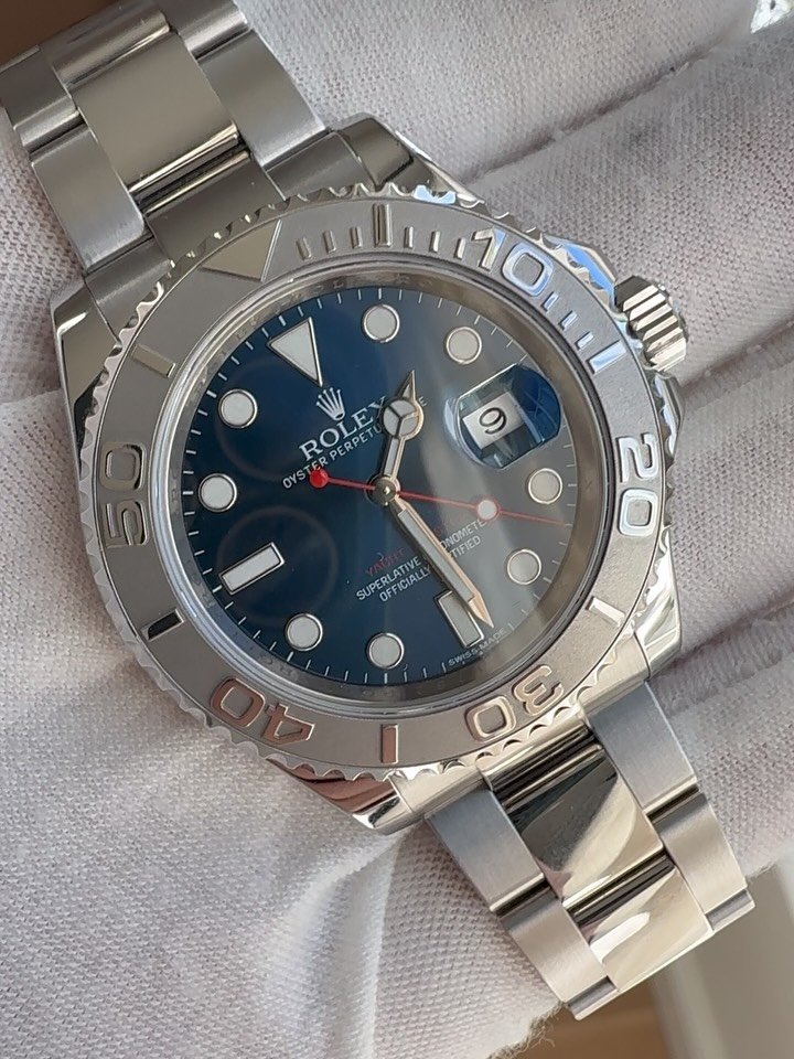 For Sale

Blue Yachtmaster: Watch and Card: $11,750
Two Tone Submariner: Watch and serial check: $11,800
Hulk: Full set $18,500

DM to purchase