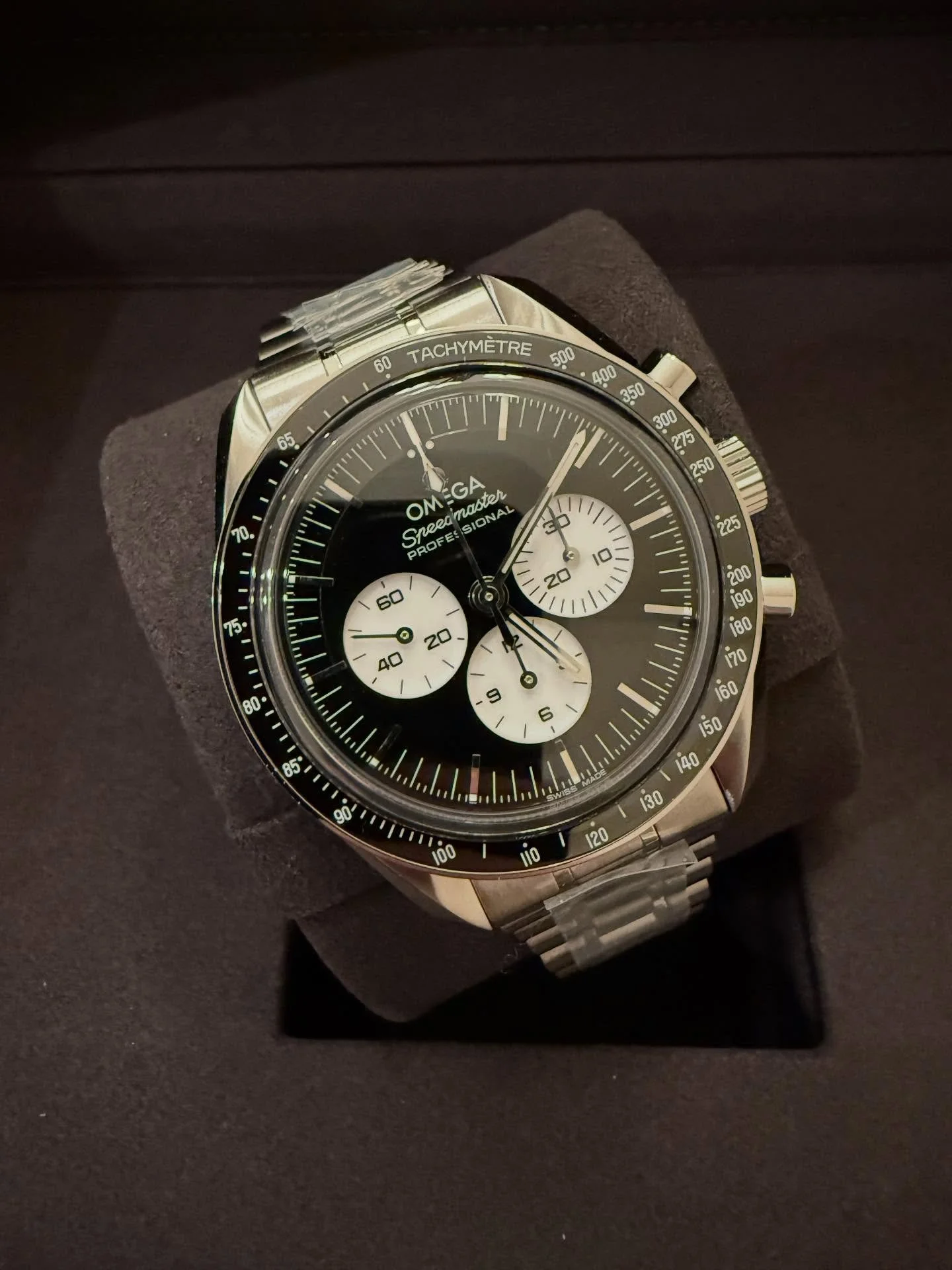 NEW REVERSE PANDA SPEEDY
Ref: 310.30.42.50.01.004 
Condition: BNIB 1/15/26 date
Includes: complete with stickers
💰12,950 delivered 

Full collectors set- with outer box- mega gift bag - receipt- and small mega white box from AD.

PM FOR MORE PICS
PM