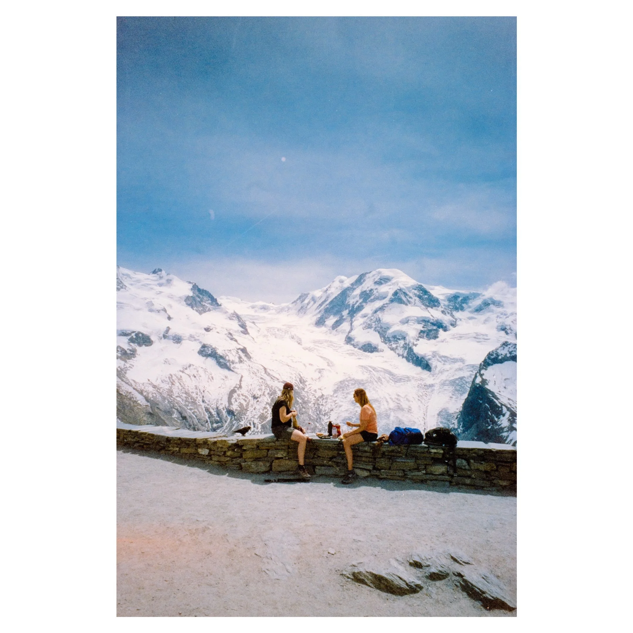 Een treintje door de bergen in Zwitserland, wat wil je nog meer. 🇨🇭

Na m&rsquo;n laatste zwart-wit shots erop geknald te hebben (later meer zwart-wit van Rome) had ik alleen nog maar een rolletje dubblefilm cinema 800 over, wat zeker niet m&rsquo;