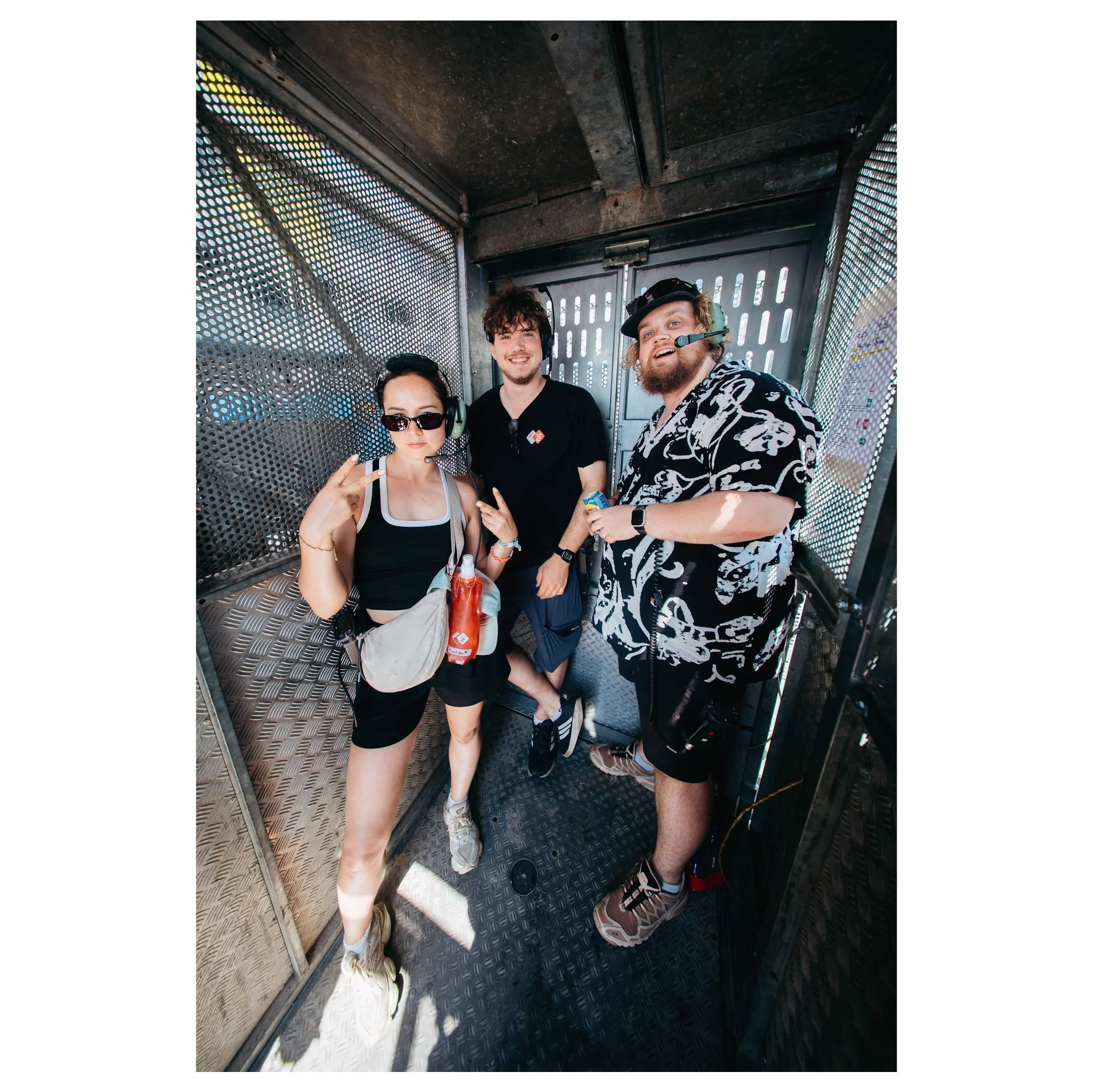 Carri&egrave;res in de lift.

Ook dit jaar weer van hot naar her het hele @concertatsea festivalterrein over mogen hollen met dit geweldige team om voor @nporadio2 sessies op te nemen. En dat is elk jaar een nog groter genoegen dan het vorige. Het wa