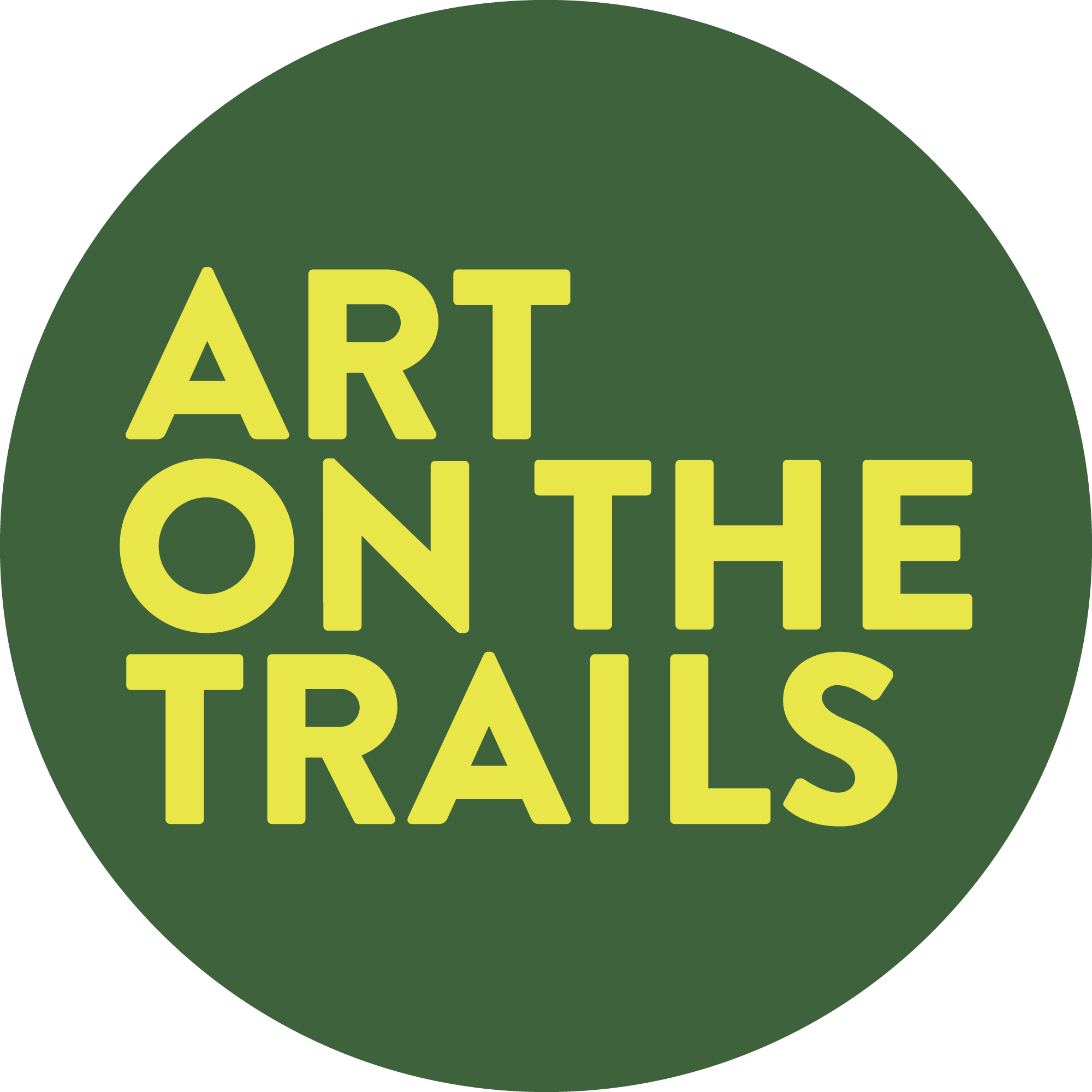 Logótipo com fundo circular verde e texto amarelo que diz «Art on the Trails» (Arte nas Trilhas).