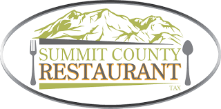 Logotipo para o Summit County Restaurant com cordilheira, garfo e colher.
