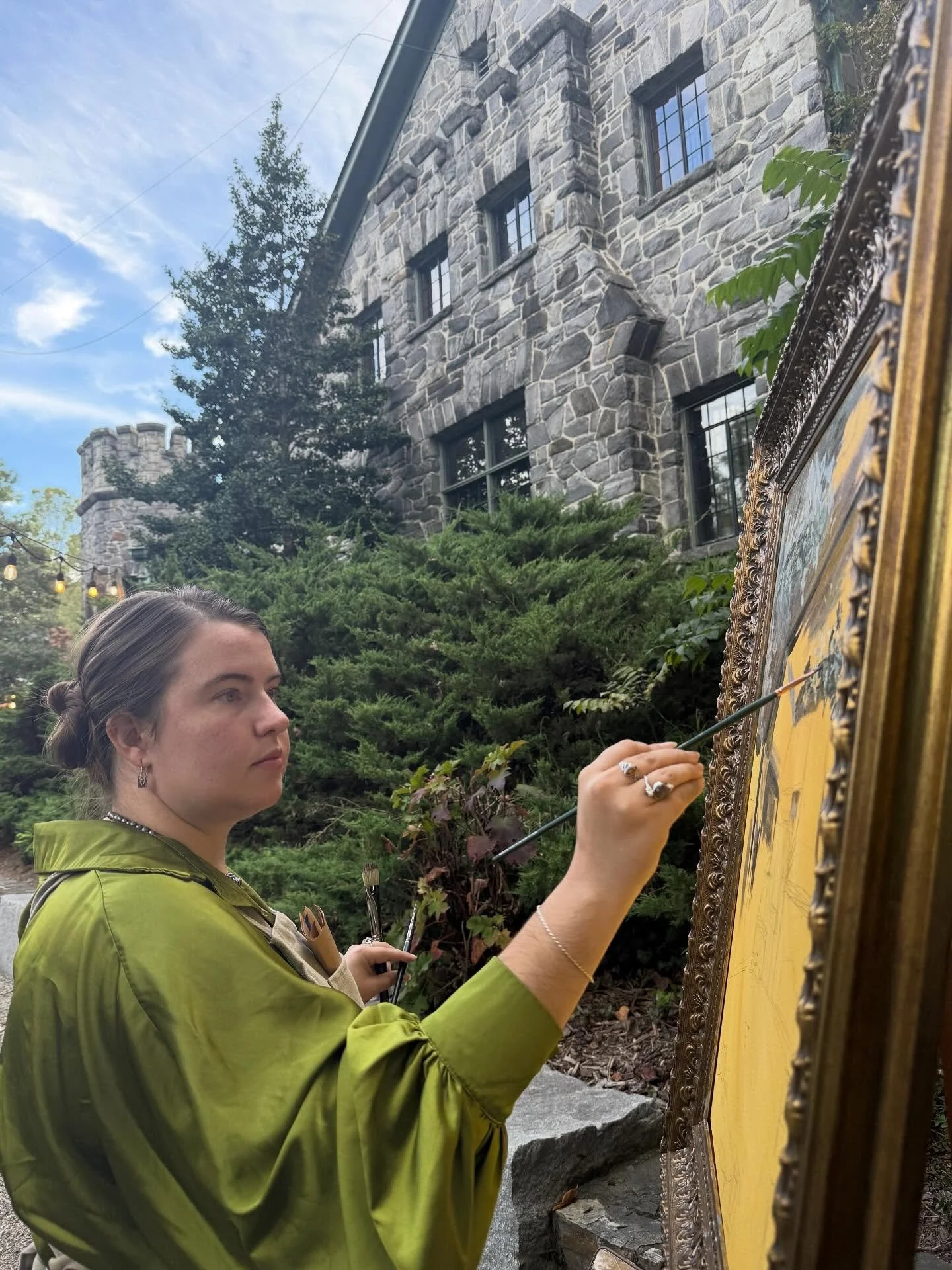 Castles + Oil Paintings just seem like they belong together. @mybelovedhomewood 

#asheville #wedding #liveweddingpainter #weddingartist #oldworld #castle #oilpainting #oilpainter