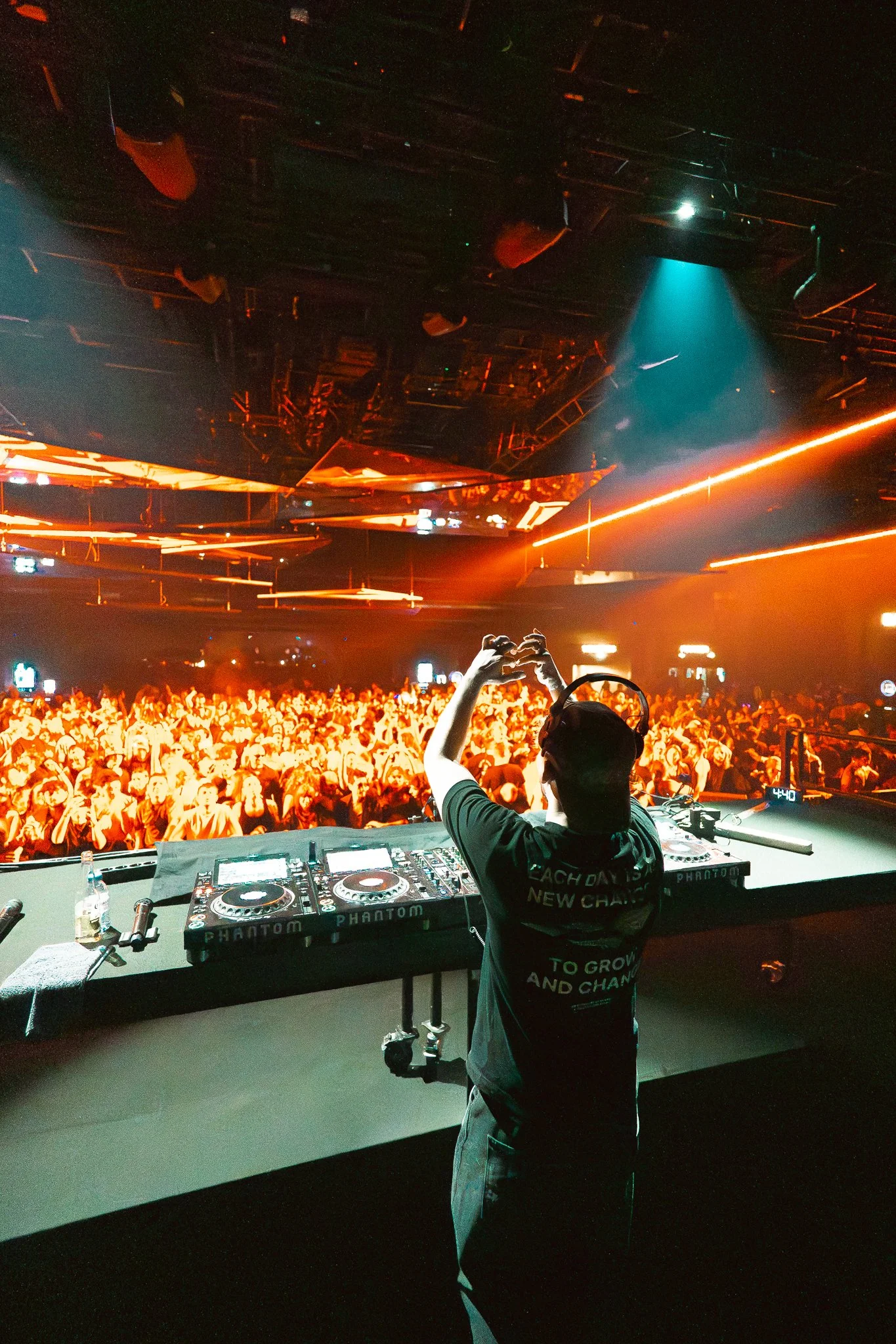 Primate performing at Rampage Paris