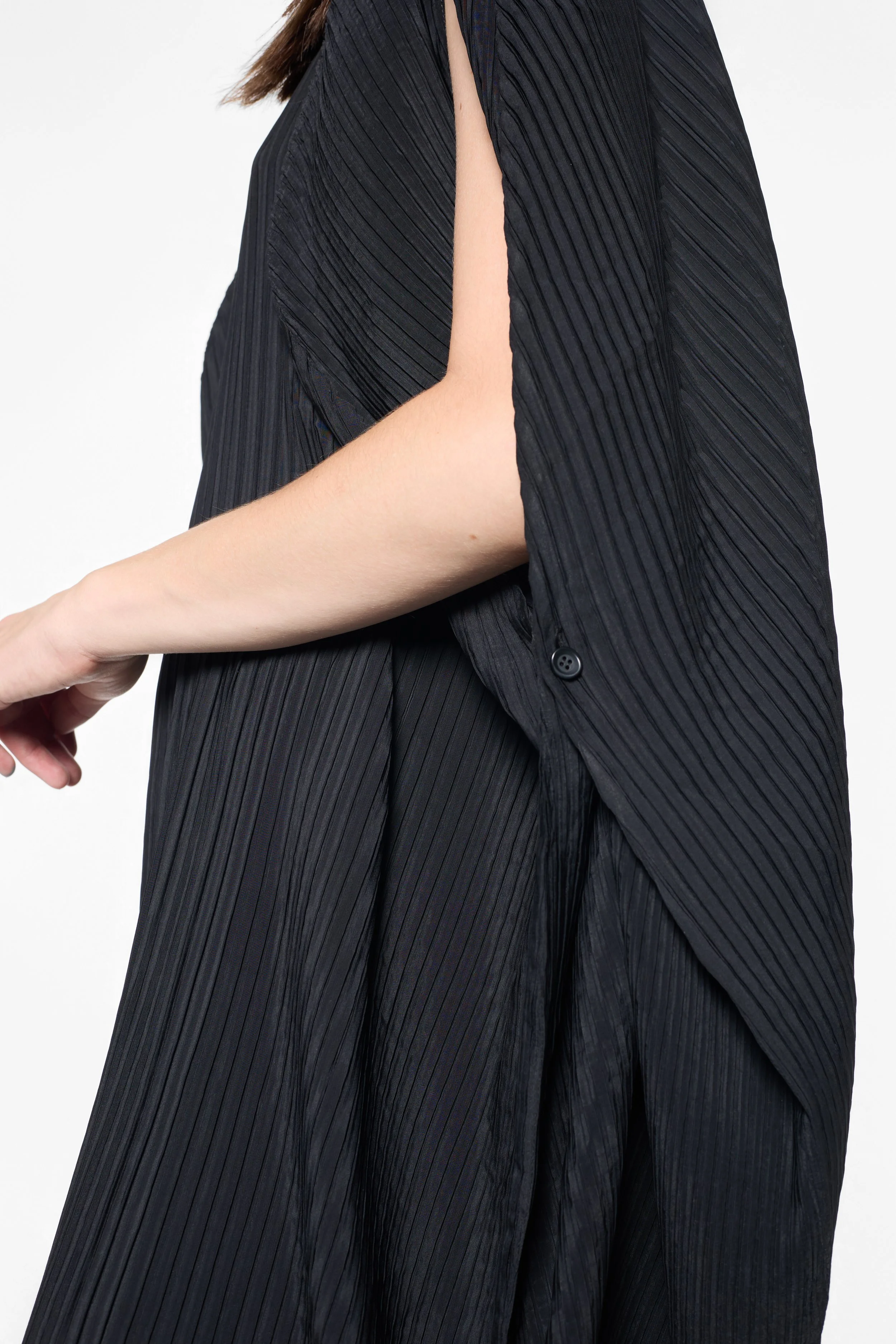 Adjustable side buttons and pleated texture, Issey Miyake