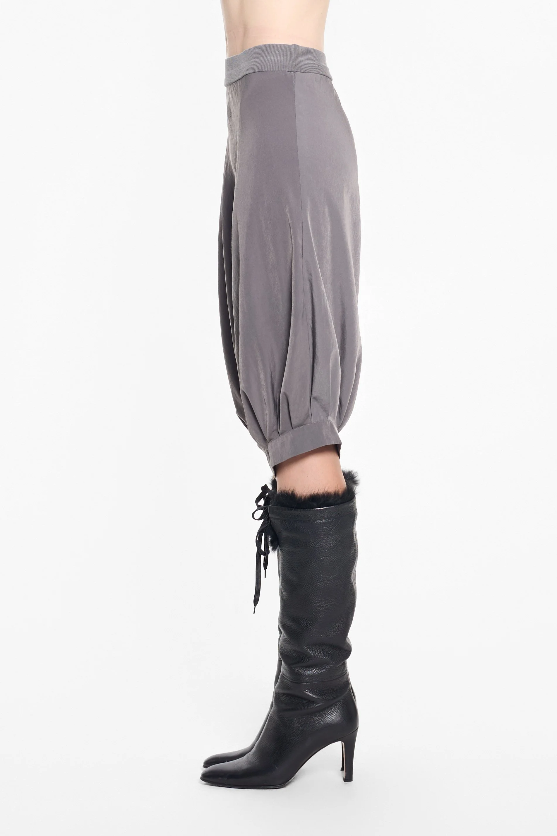 Side view of Cop Copine grey balloon shorts with wide folded cuff