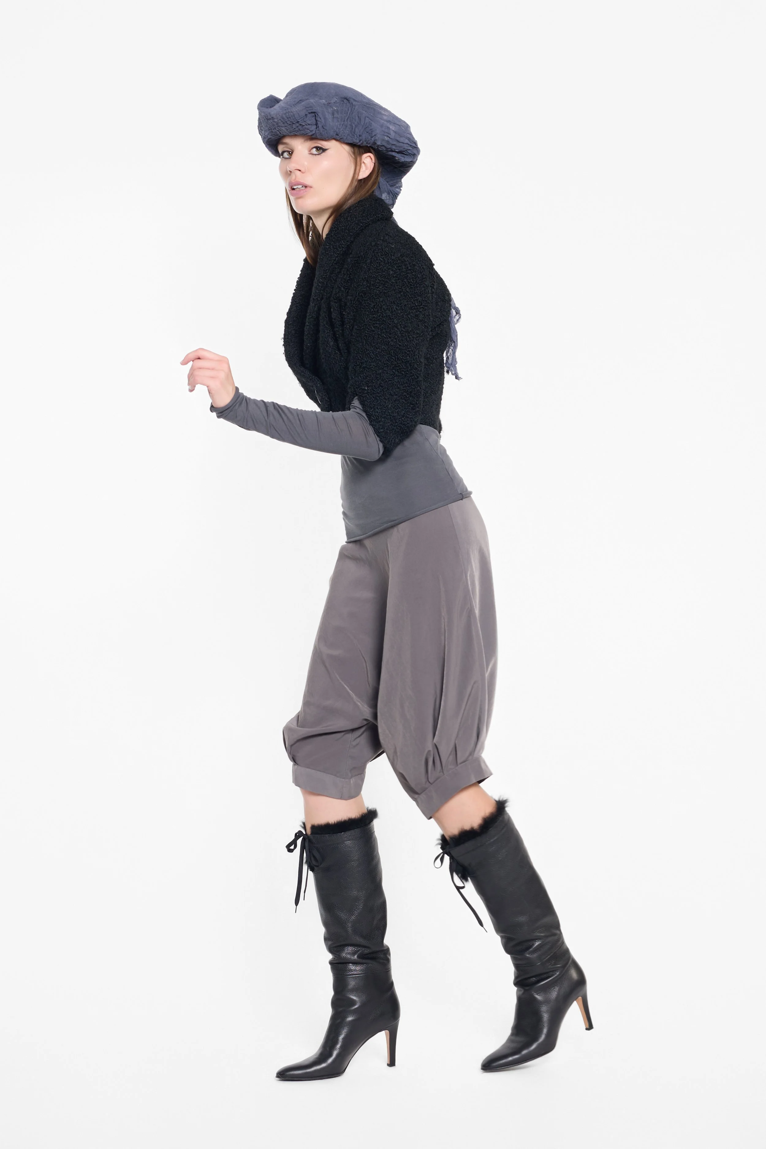 Model wearing Cop Copine grey dropped-crotch balloon shorts