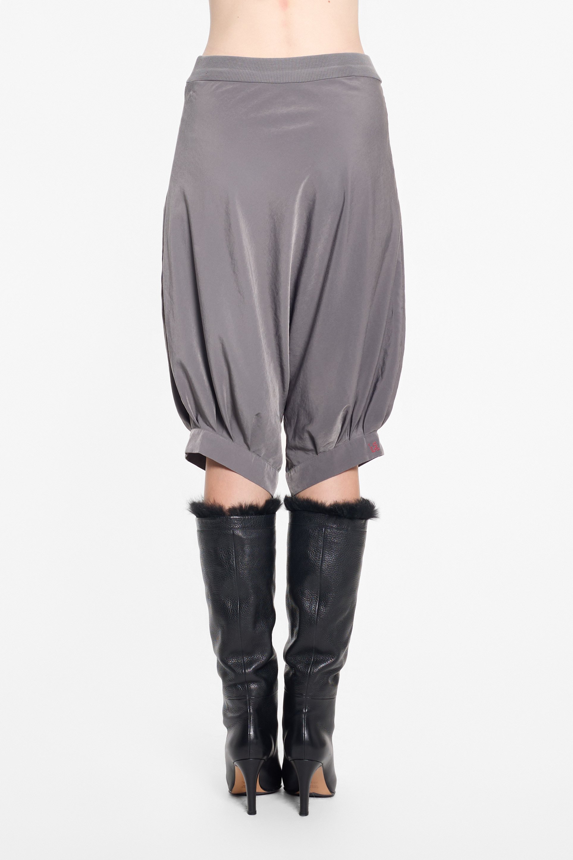 Back view of Cop Copine voluminous grey shorts