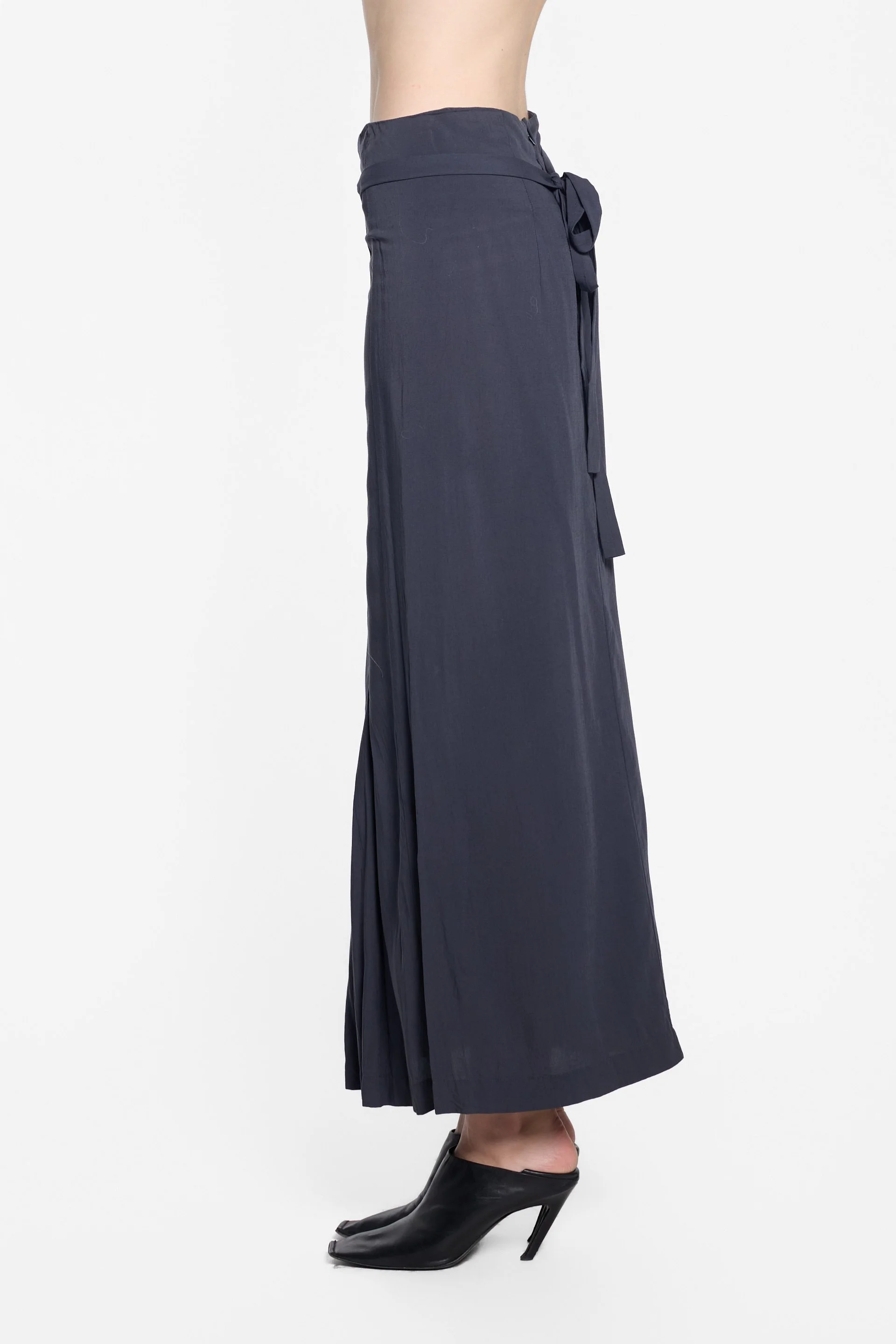 Side view showing waist tie detail on Comme des Garçons skirt