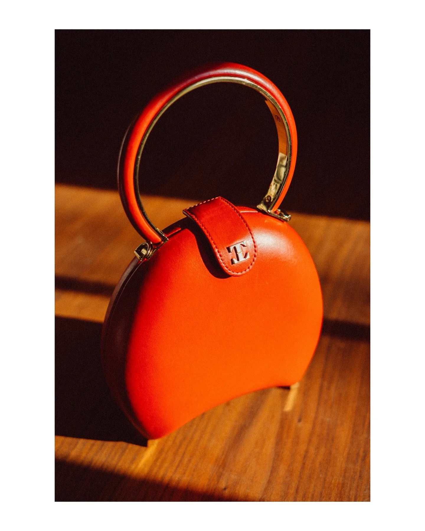 Oups, I did it again 🤷&zwj;♂️

Twice in the same issue of @encore_mag including a full A3 page portrait, only this time I was sent to the suburbs of Zurich to shoot @kristinathaden , Founder and Creative Director of swiss luxury handbags brand @thad