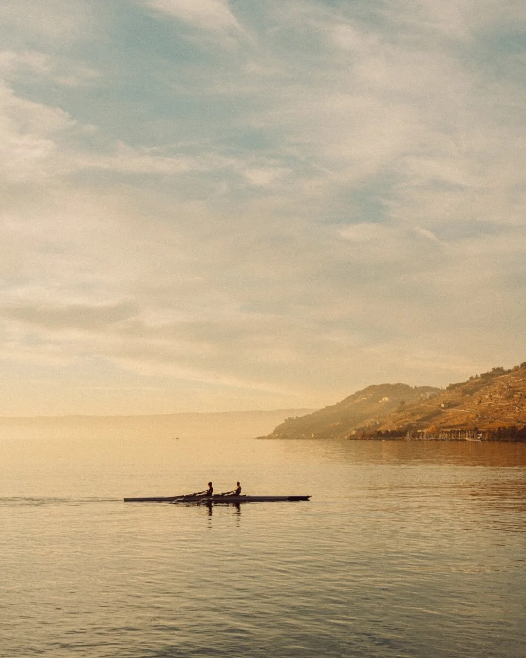 Entre lac et montagnes, l&rsquo;aviron &agrave; Vevey a quelque chose d&rsquo;unique.

Glisser sur le L&eacute;man au lever du jour, quand la surface est encore lisse comme un miroir ou en fin de journ&eacute;e quand le soleil illumine les sommets en