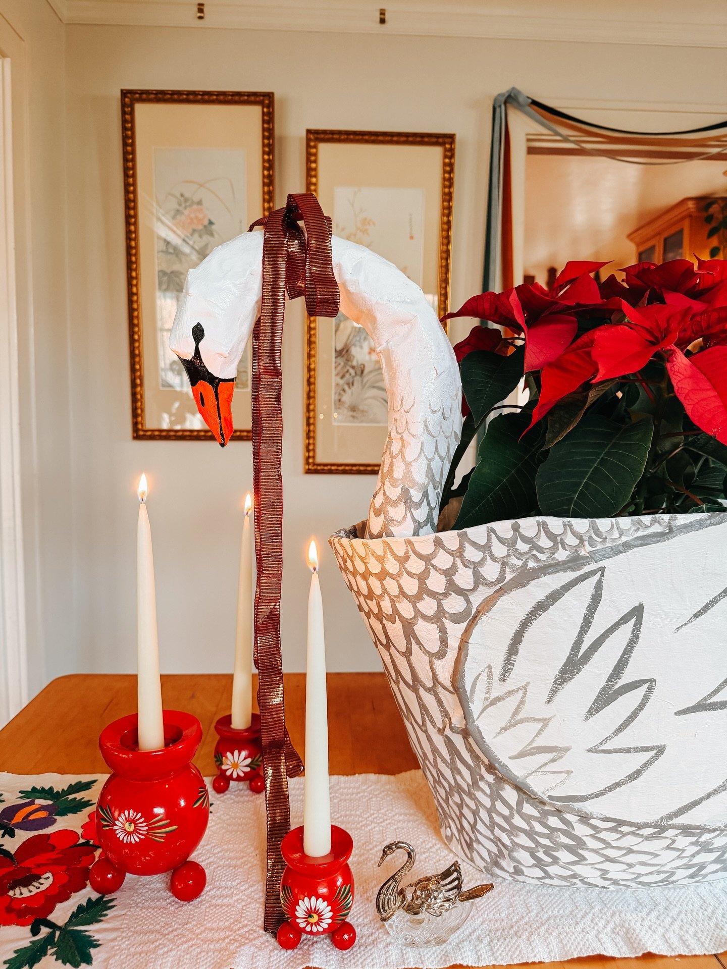 Holiday snaps. Last slide features the AI summary of my Annual Zoom Xmas Movie Night with @becstupakdiop &mdash; bonus points if you can tell what movie it is. 

Credit for my recent DIY swan obsession to @brass__tacks and @lucytiffney.

Merry Christ