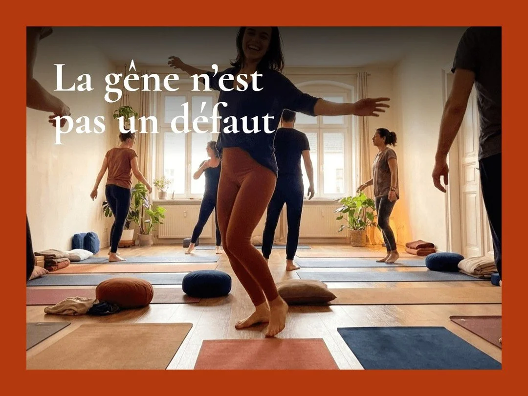 La g&ecirc;ne, ce n'est pas un d&eacute;faut. C'est souvent juste un vieux r&eacute;flexe social qui colle encore, un &eacute;cho du pass&eacute; qui nous emp&ecirc;che d'habiter pleinement notre corps ici et maintenant.

Et si tu l'accueillais plut&