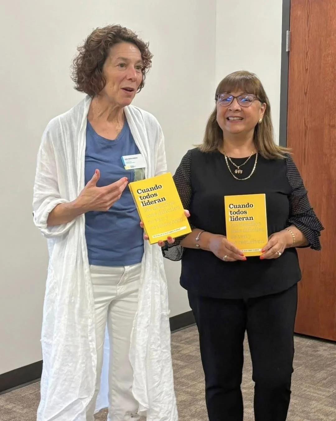 Introducing When Everyone Leads to Spanish speakers with facilitator Romy Vargas at an event hosted by Wichita’s Salud Mas Bienestar, 2025.