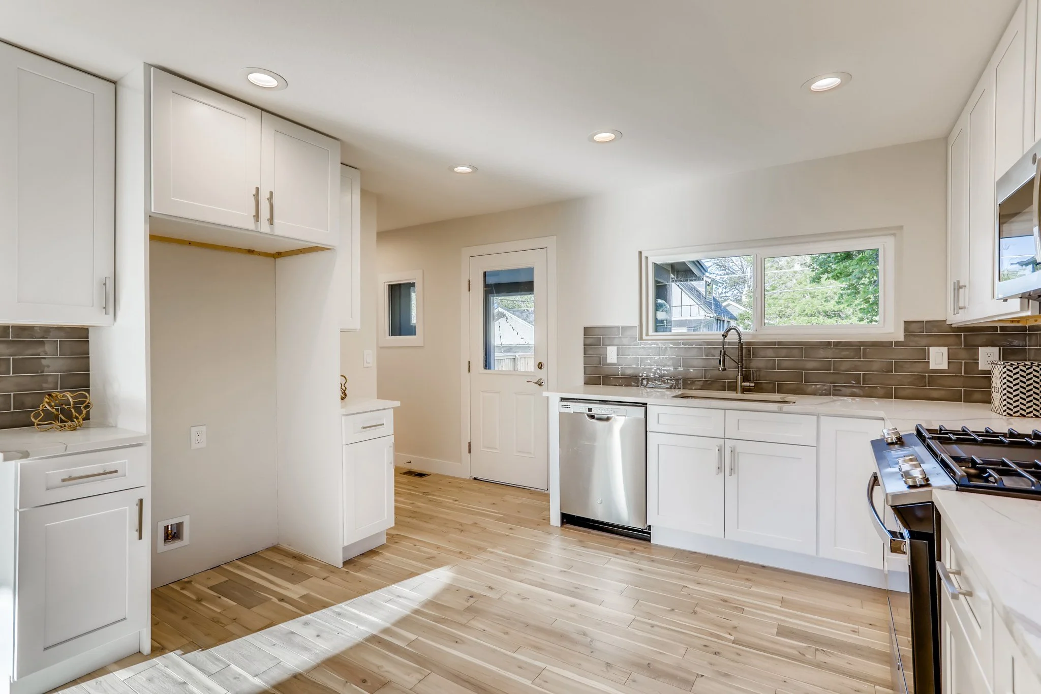 22 Kitchen.jpg