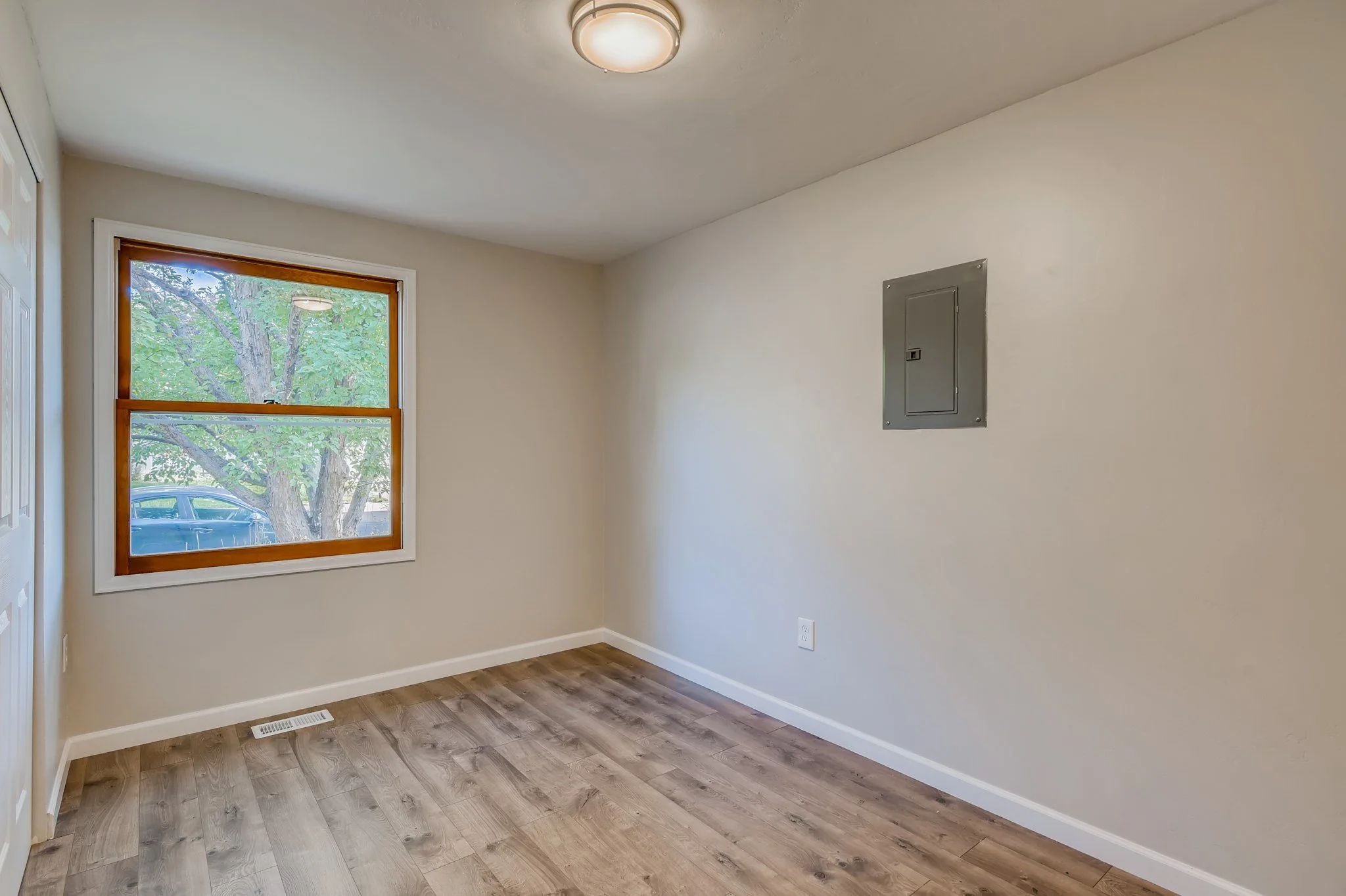 20 Bedroom.jpg