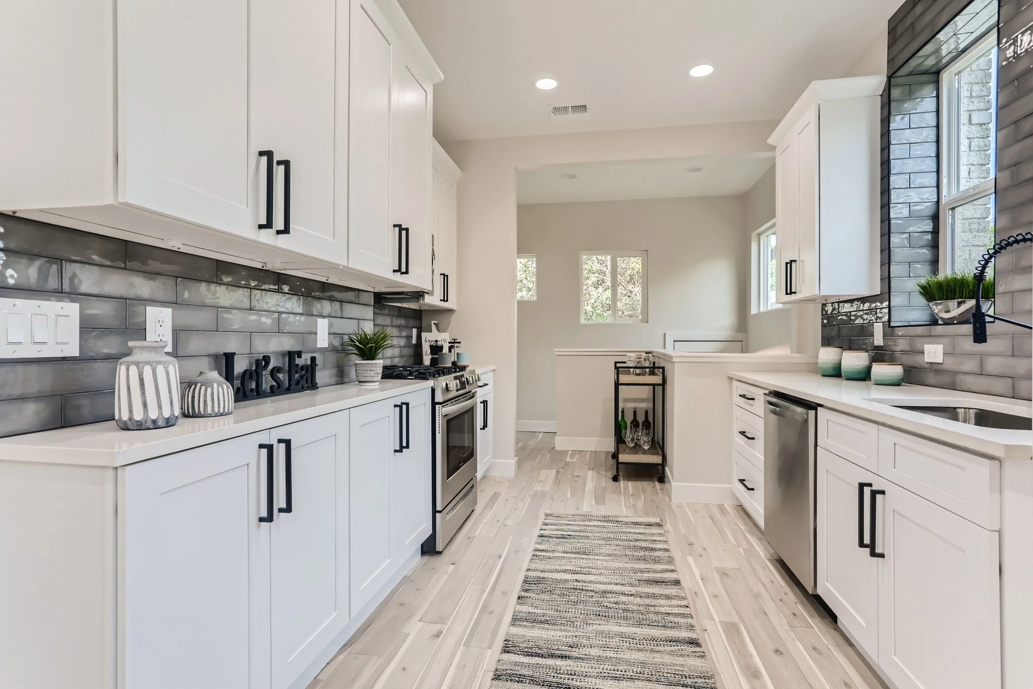 18 Kitchen.jpg