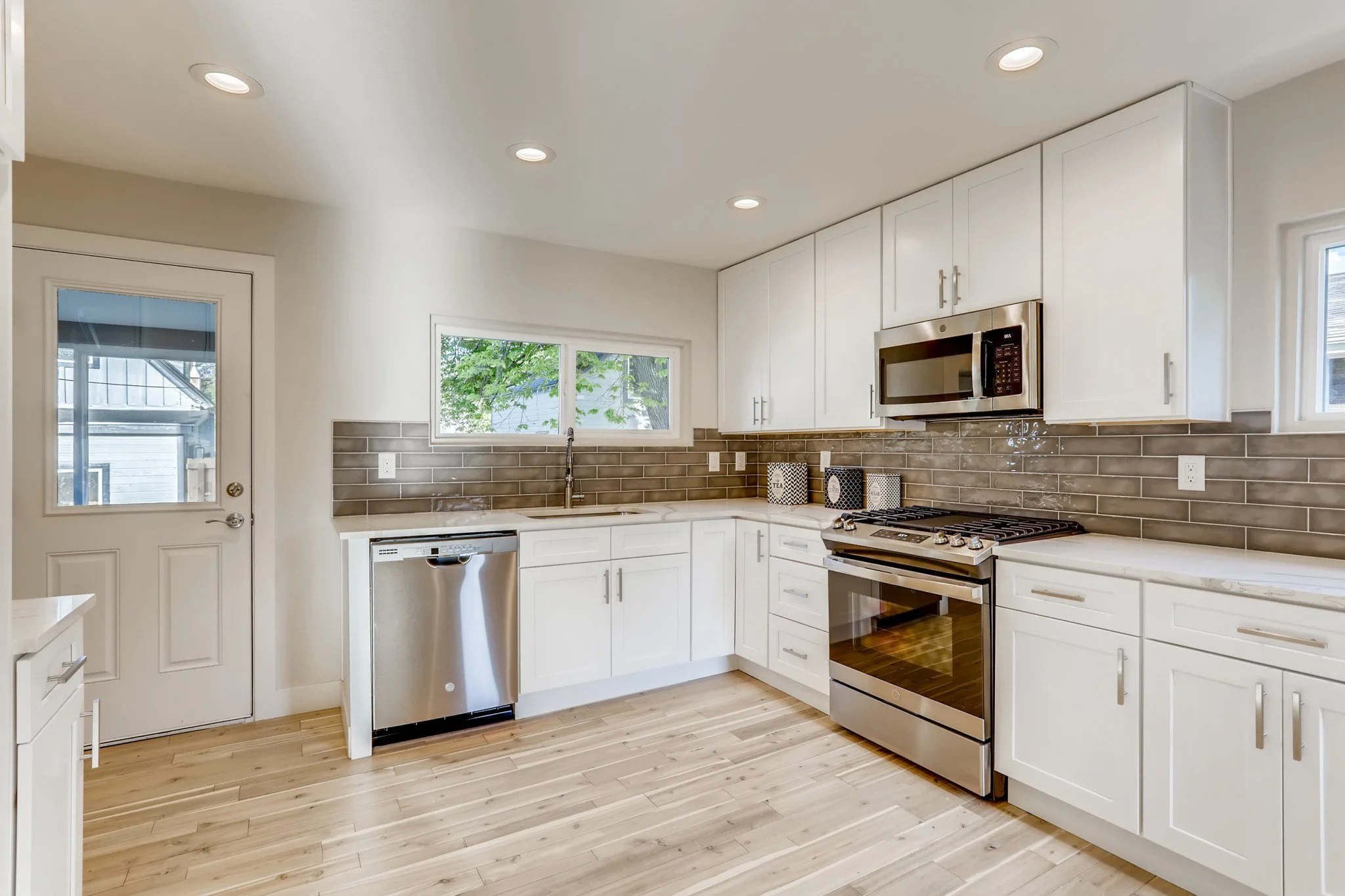 21 Kitchen.jpg