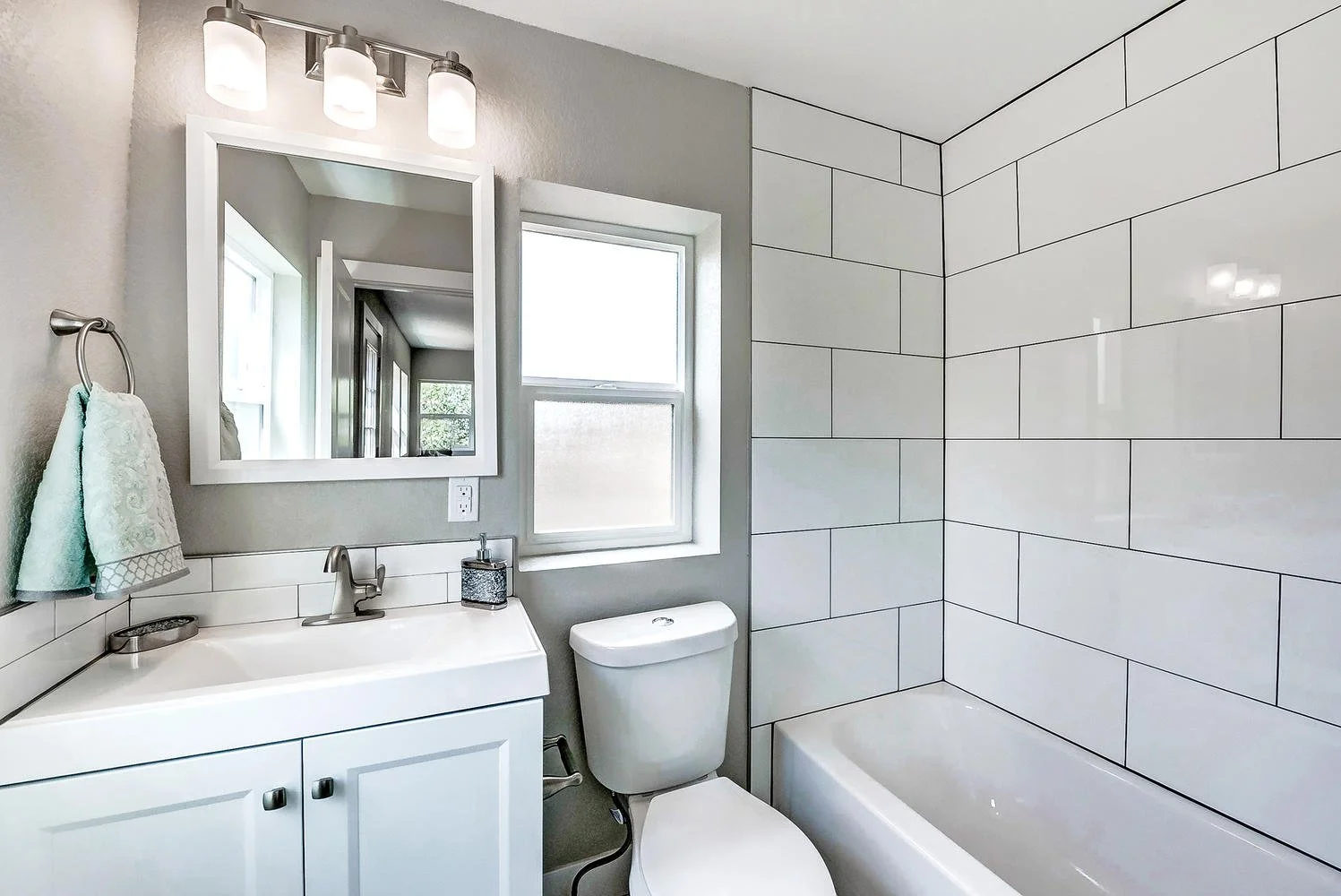 3526 N Gaylord St Denver CO-large-015-022-Bathroom-1498x1000-72dpi.jpg