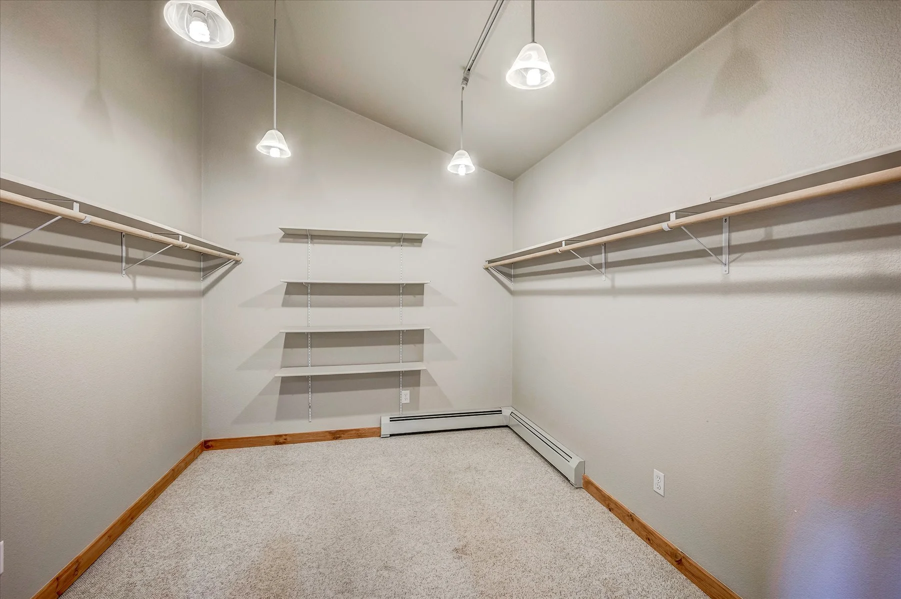30-Master Closet.jpg