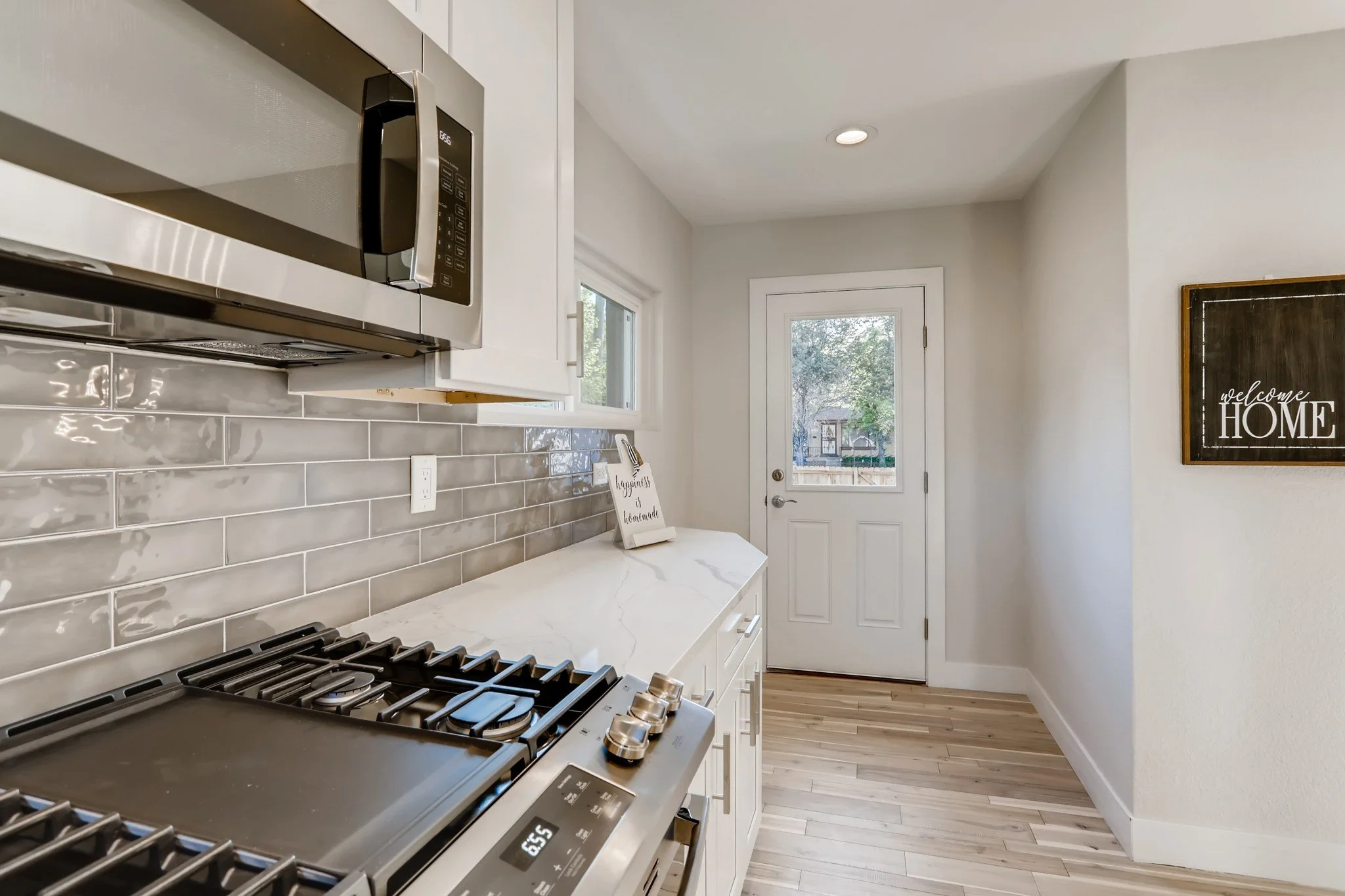 24 Kitchen.jpg