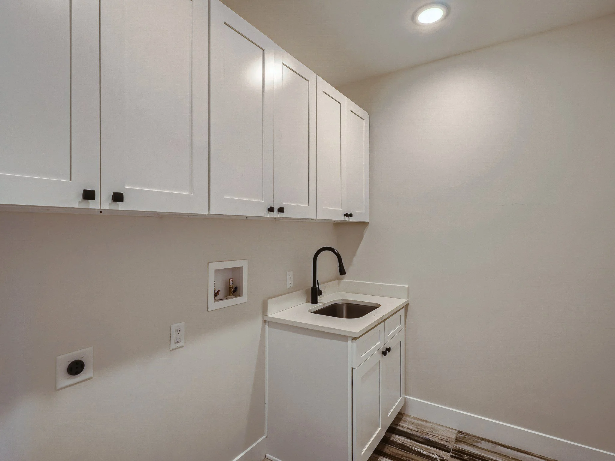 32 2nd Floor Laundry Room.jpg