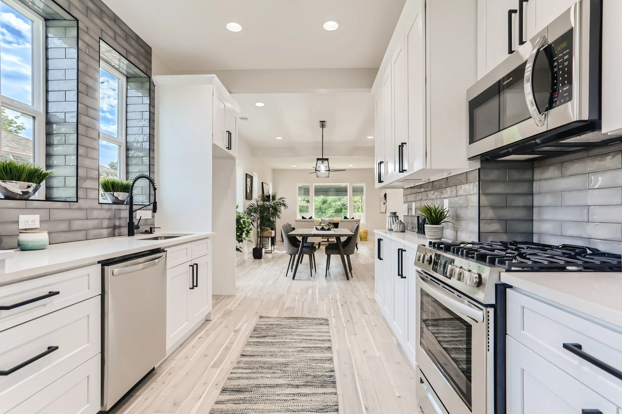 20 Kitchen.jpg