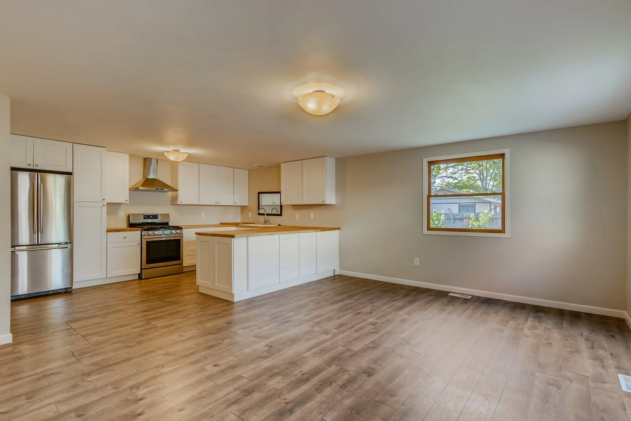 06 Living Room.jpg