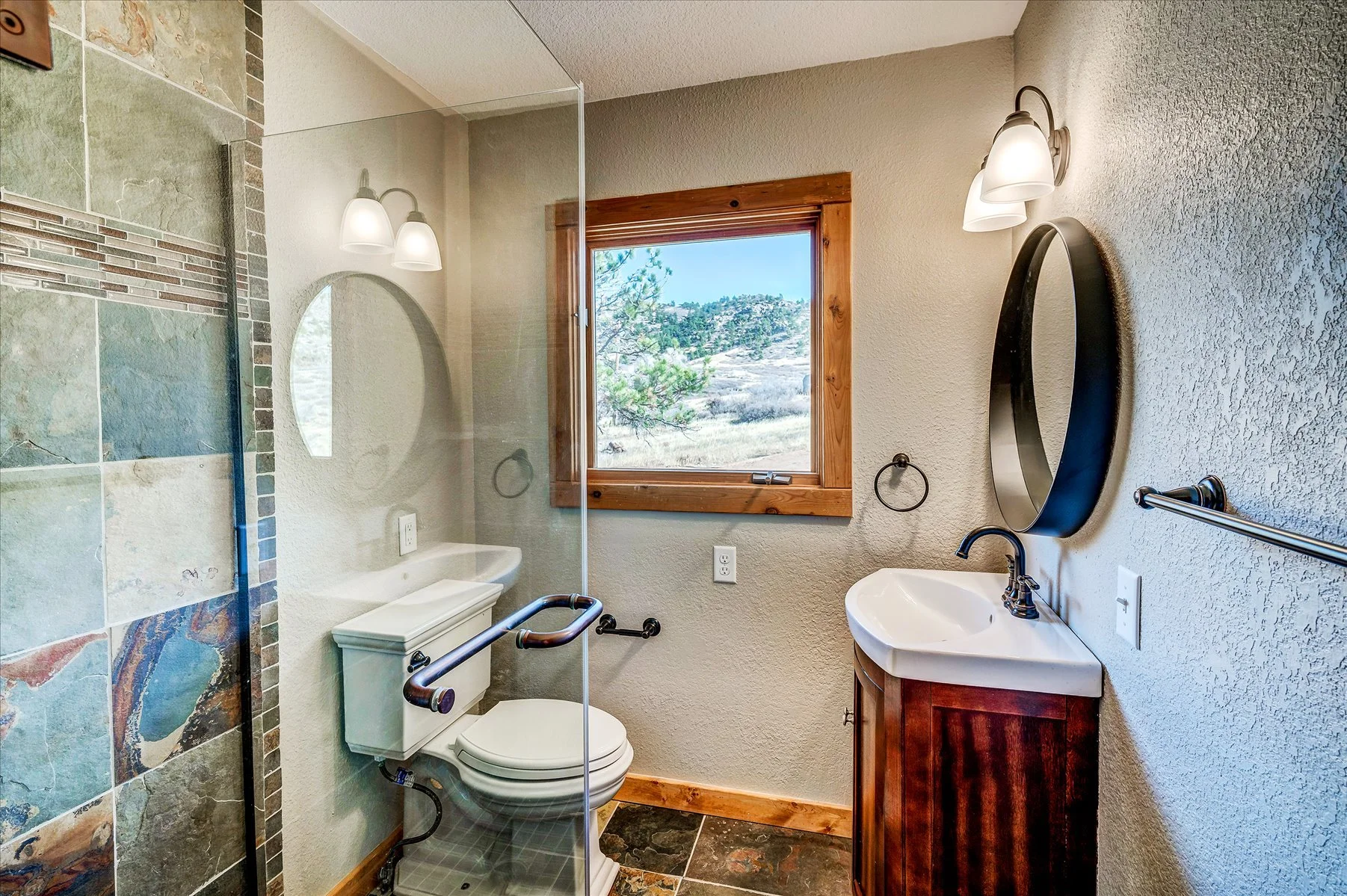 18-Bathroom.jpg