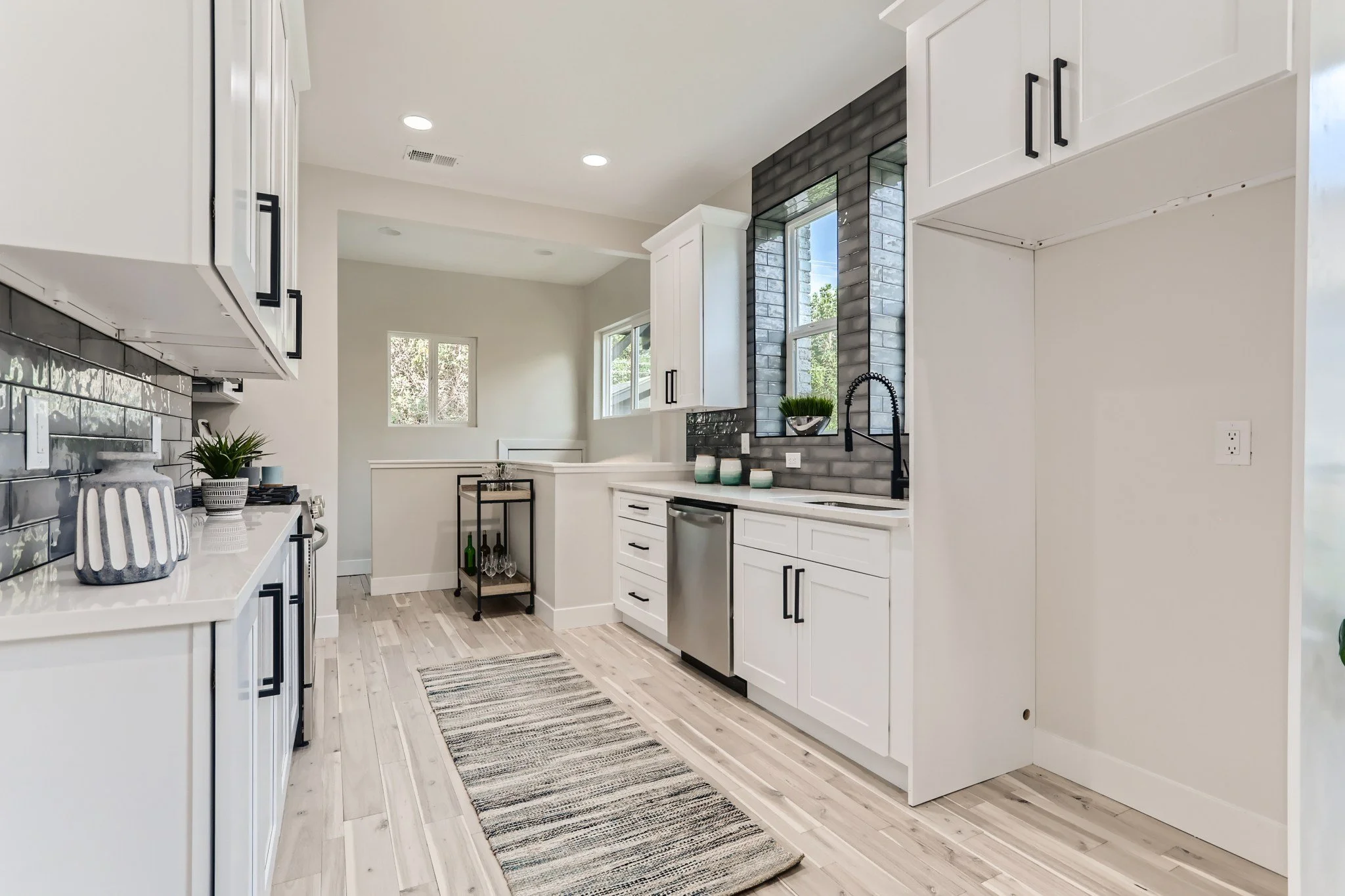19 Kitchen.jpg