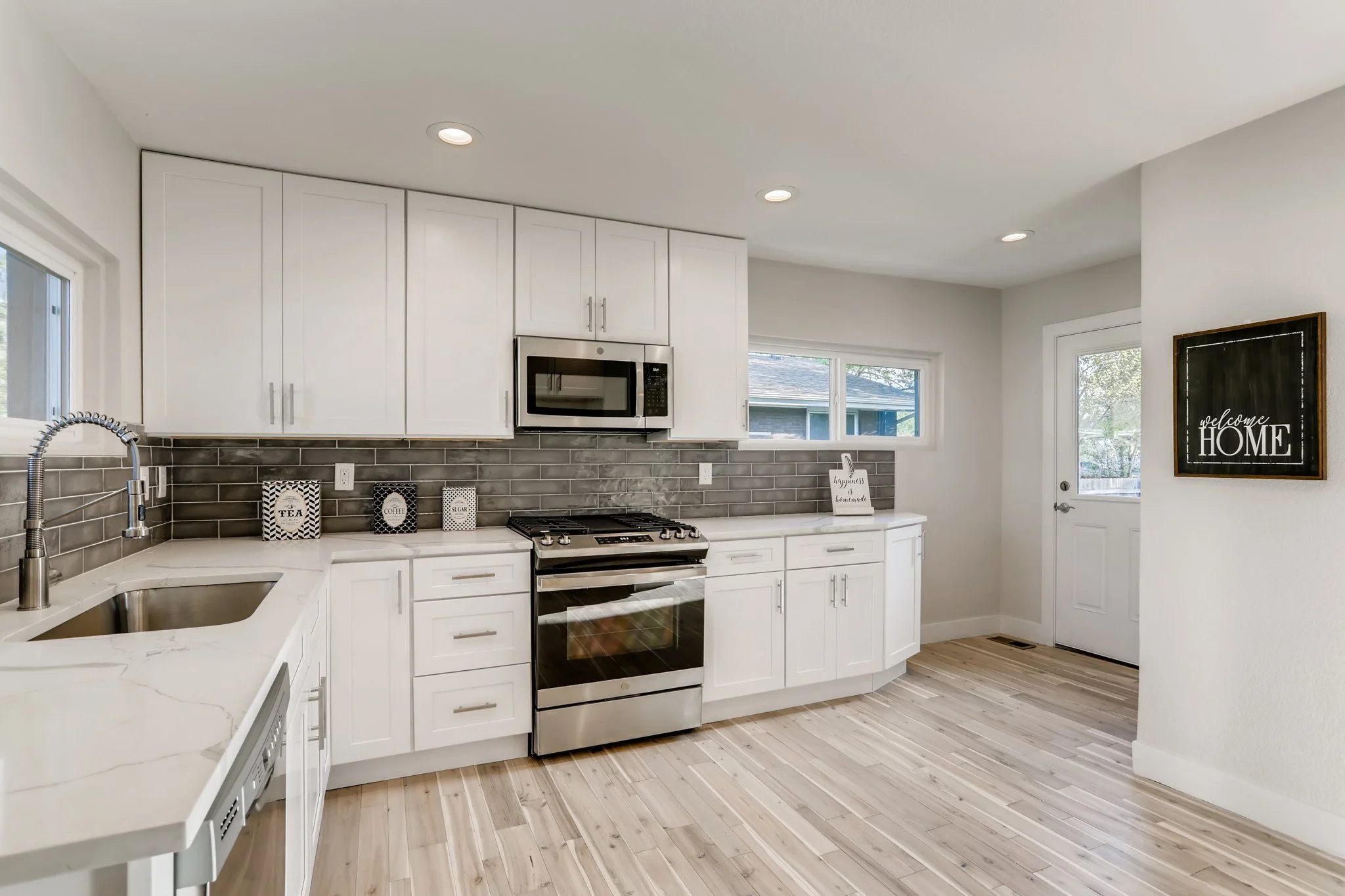 20 Kitchen.jpg