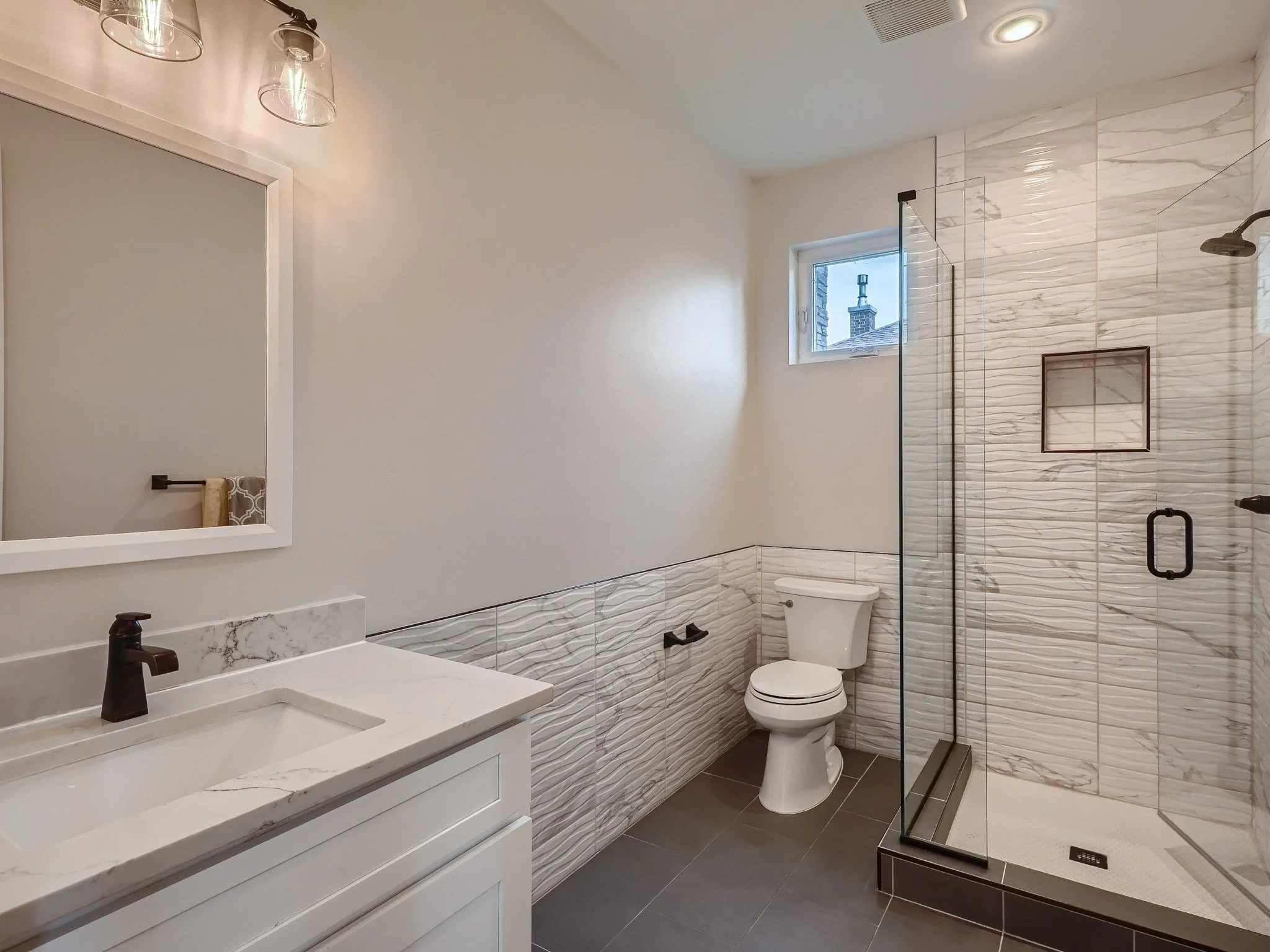 17 Bathroom.jpg