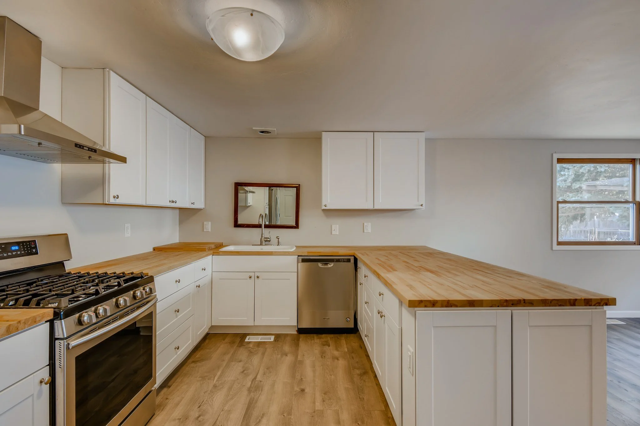 12 Kitchen.jpg